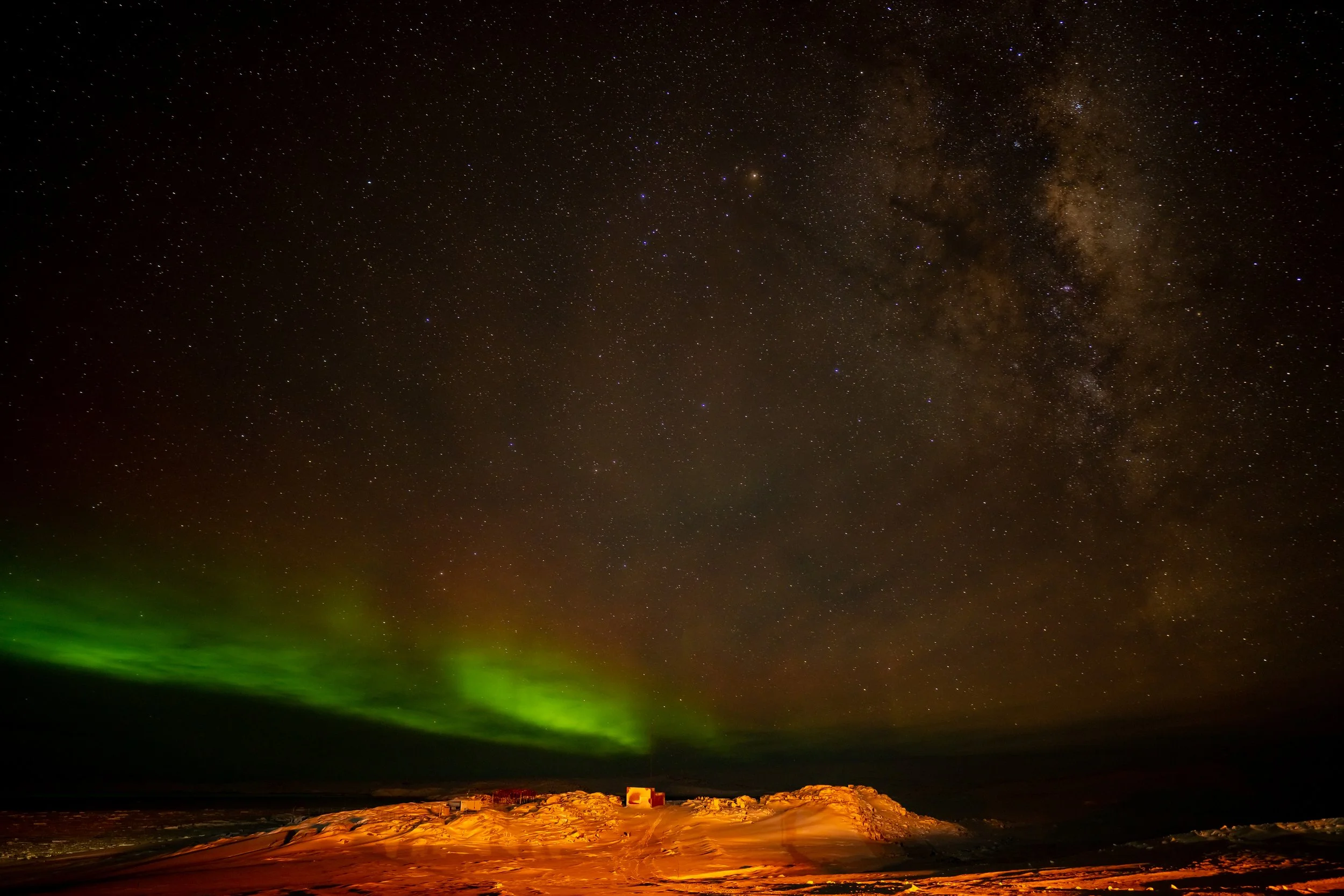 C293 - 22nd of May 2022 10:02 pm - Aurora and Milky Way to the northeast of Casey