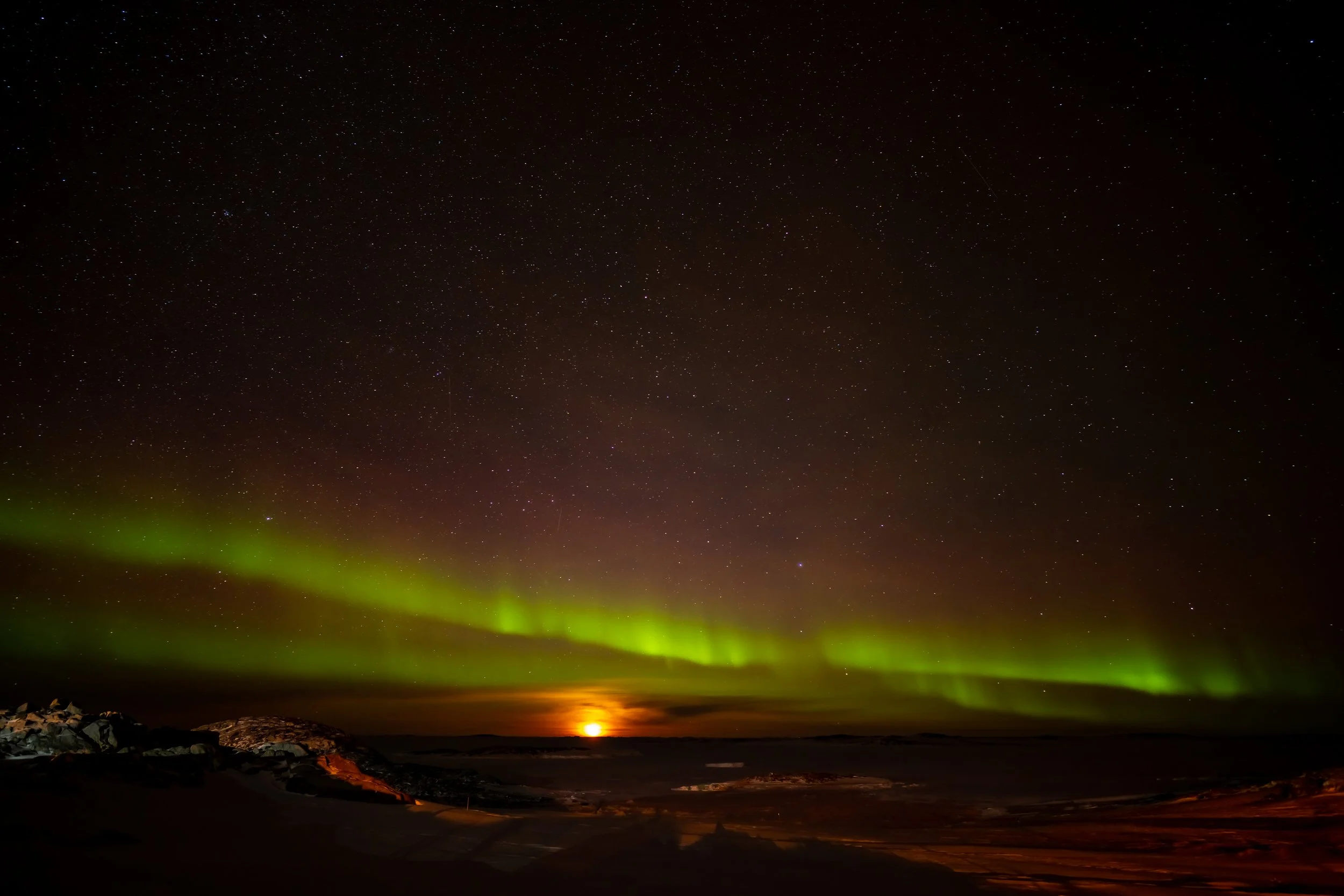 C302 - 8th of May 2022 7:44 pm - Aurora to the north of Casey with a setting moon on the horizon