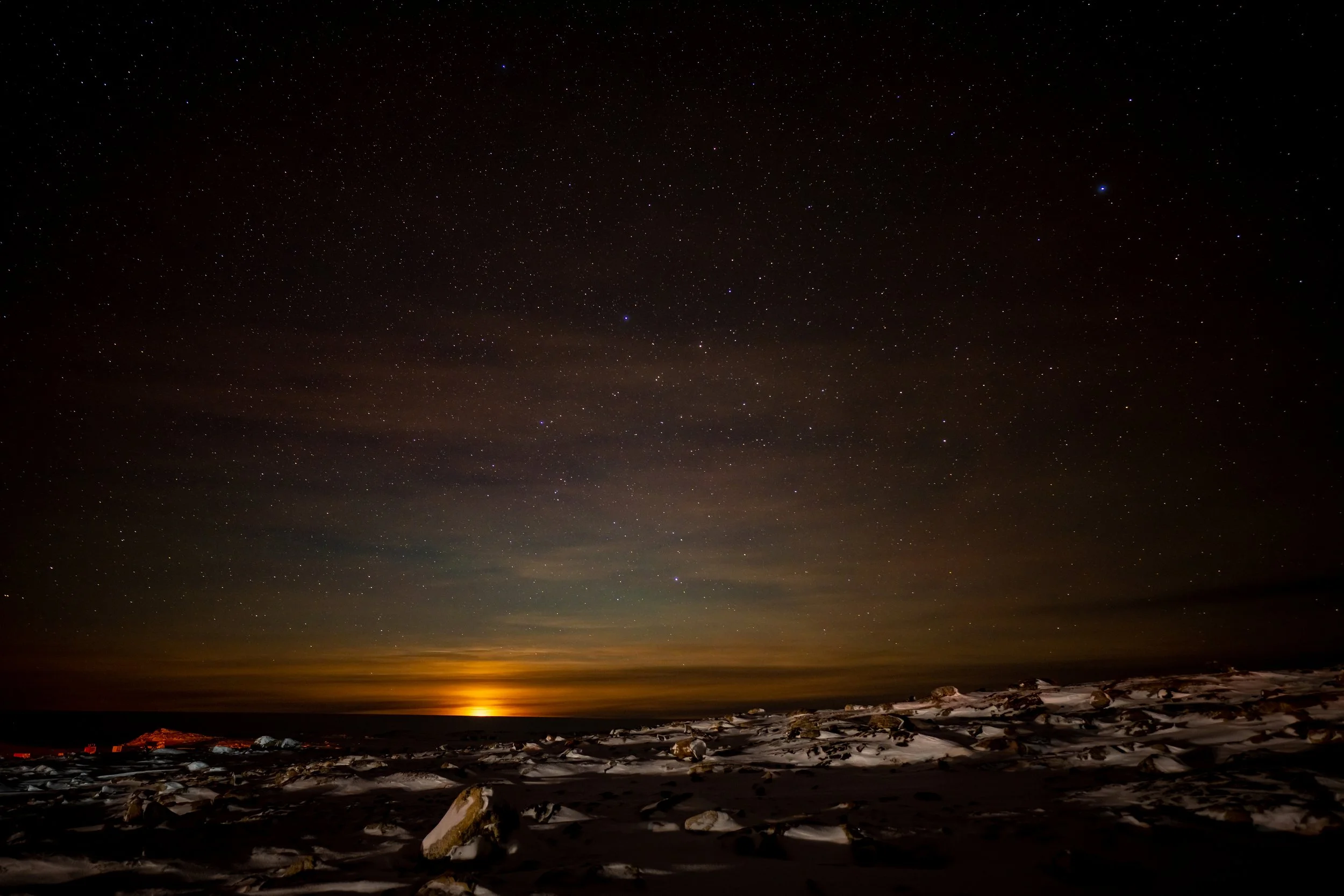 C304 - 22nd of May 2022 10:19 pm - Moonrise to the northeast of Casey