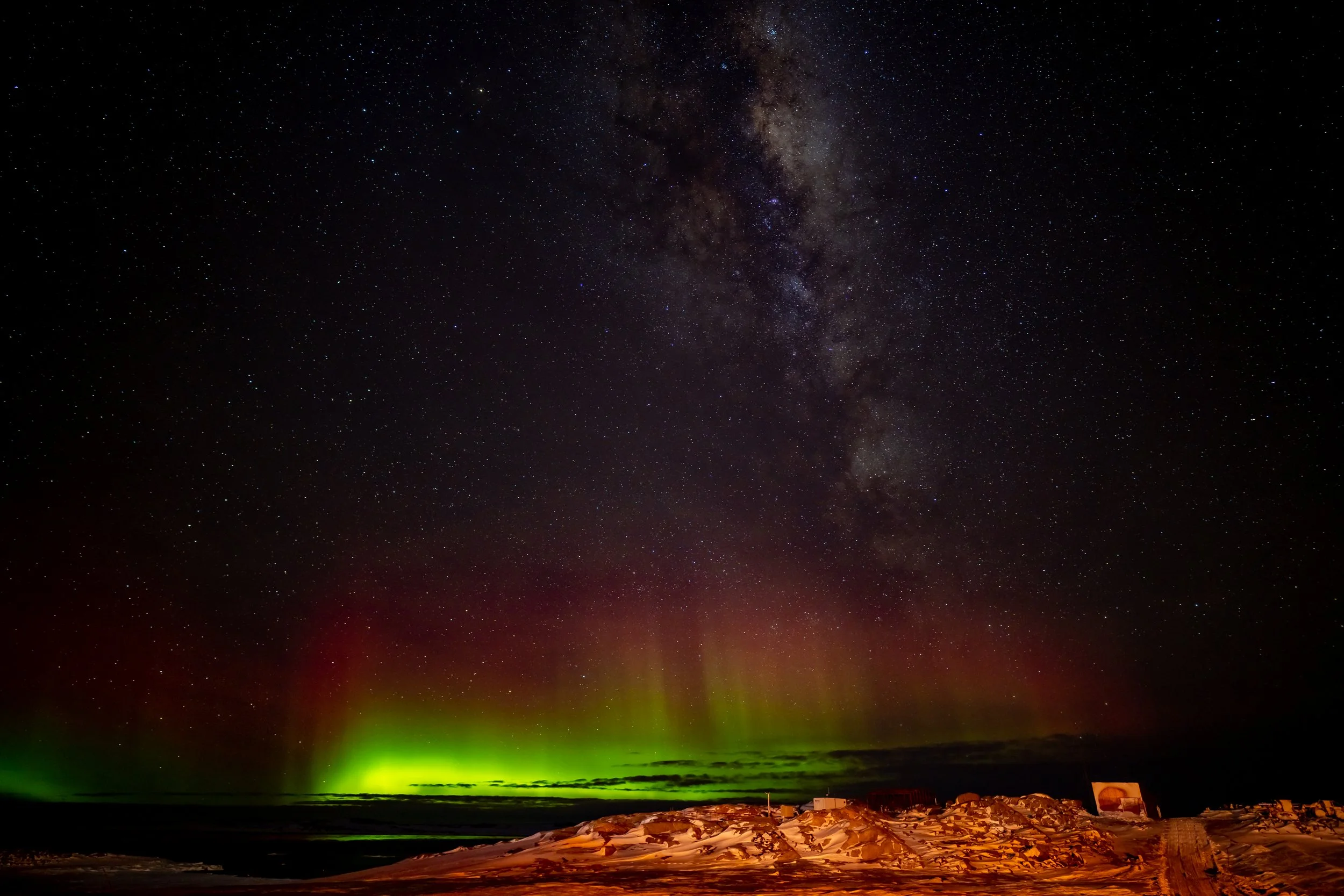 C305 - 28th of May 2022 12:33 am - Aurora and the Milky Way north of Casey