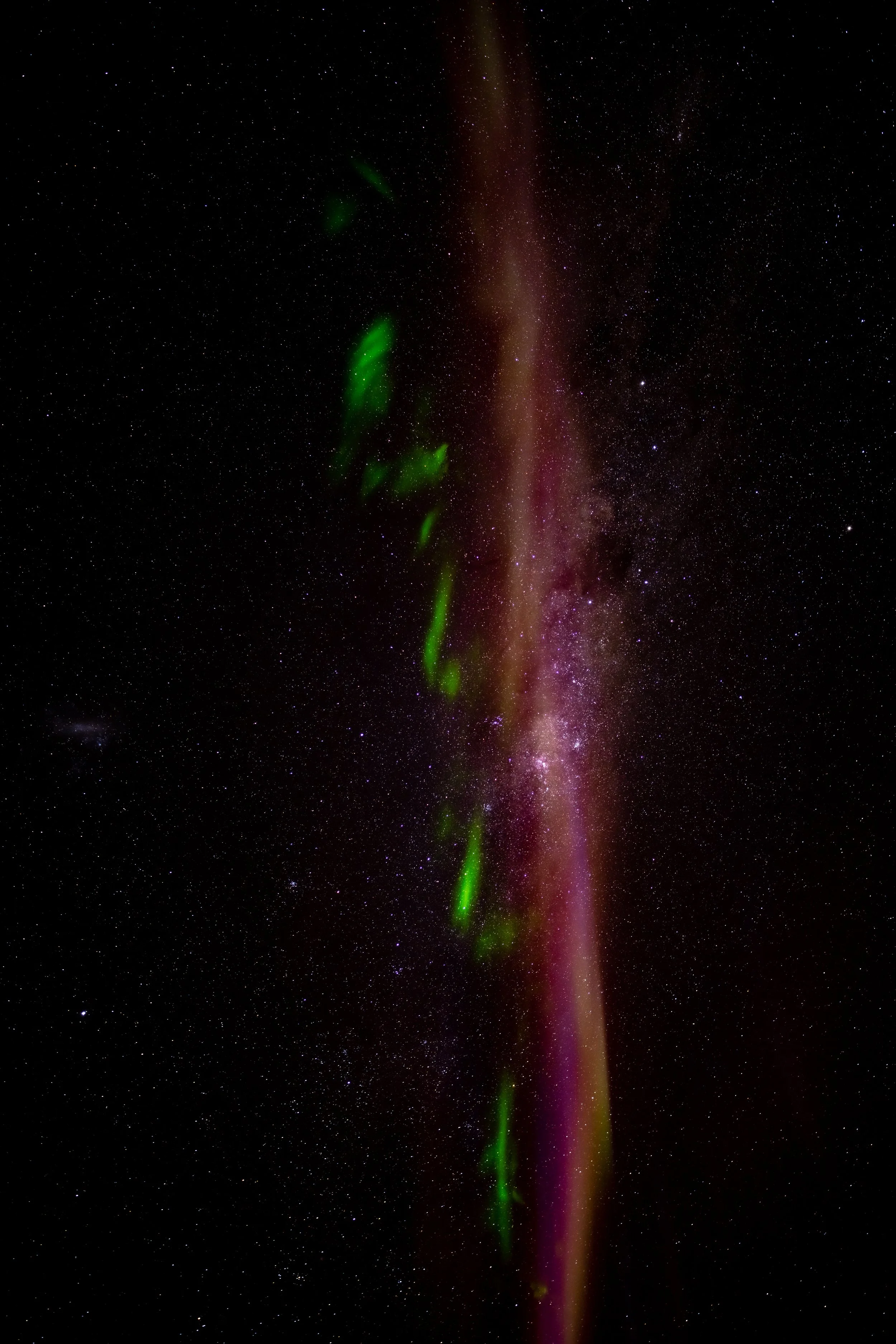 C465 - 17th of August 7:50 pm - STEVE ( Strong Thermal Emission Velocity Enhancement) with associated green 'picket fence' overhead