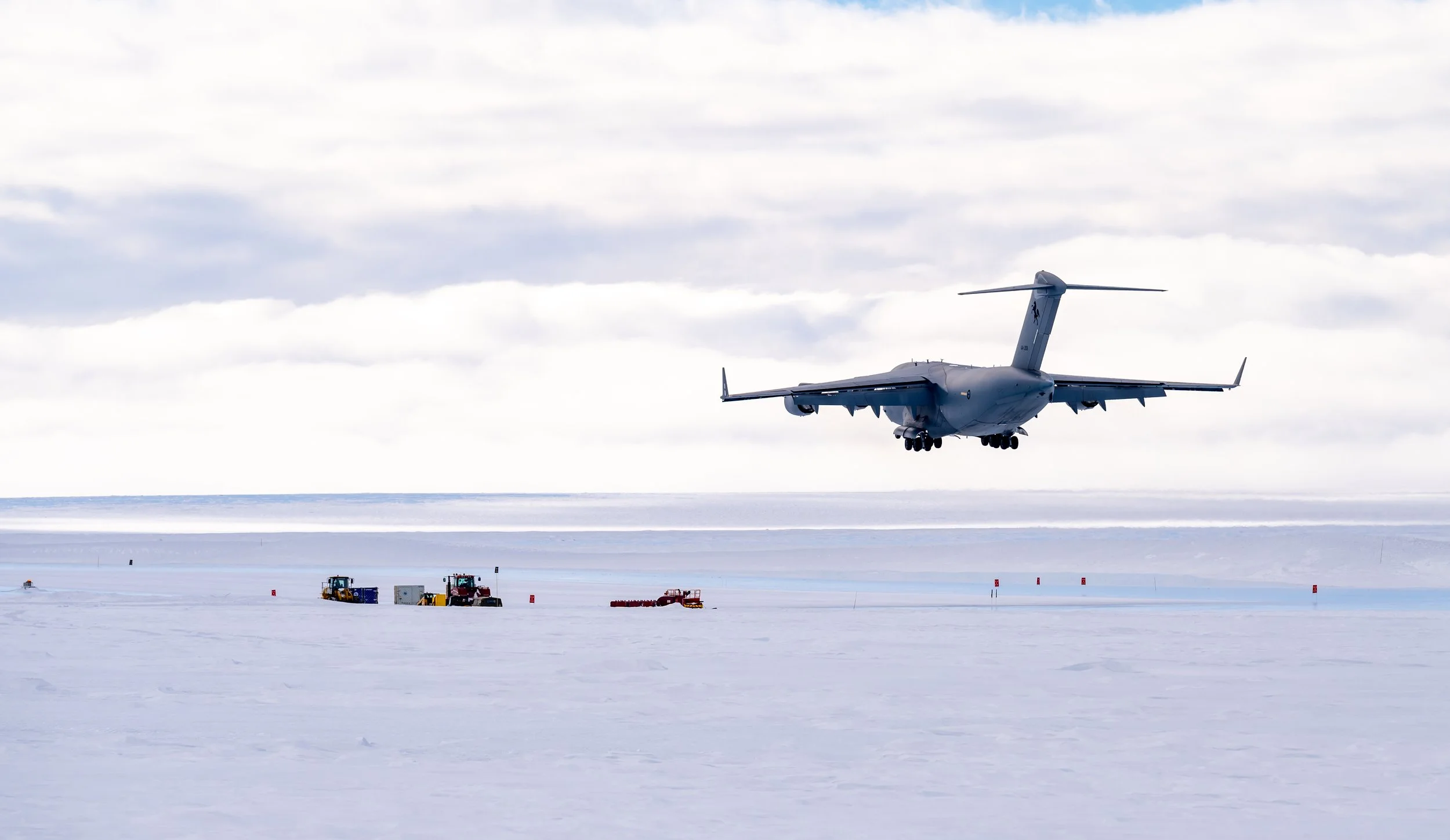 C620 - 26th of November 2022 10:49 am - ANARE 75 departure day - the RAAF C17A Globemaster landing at Wilkins runway