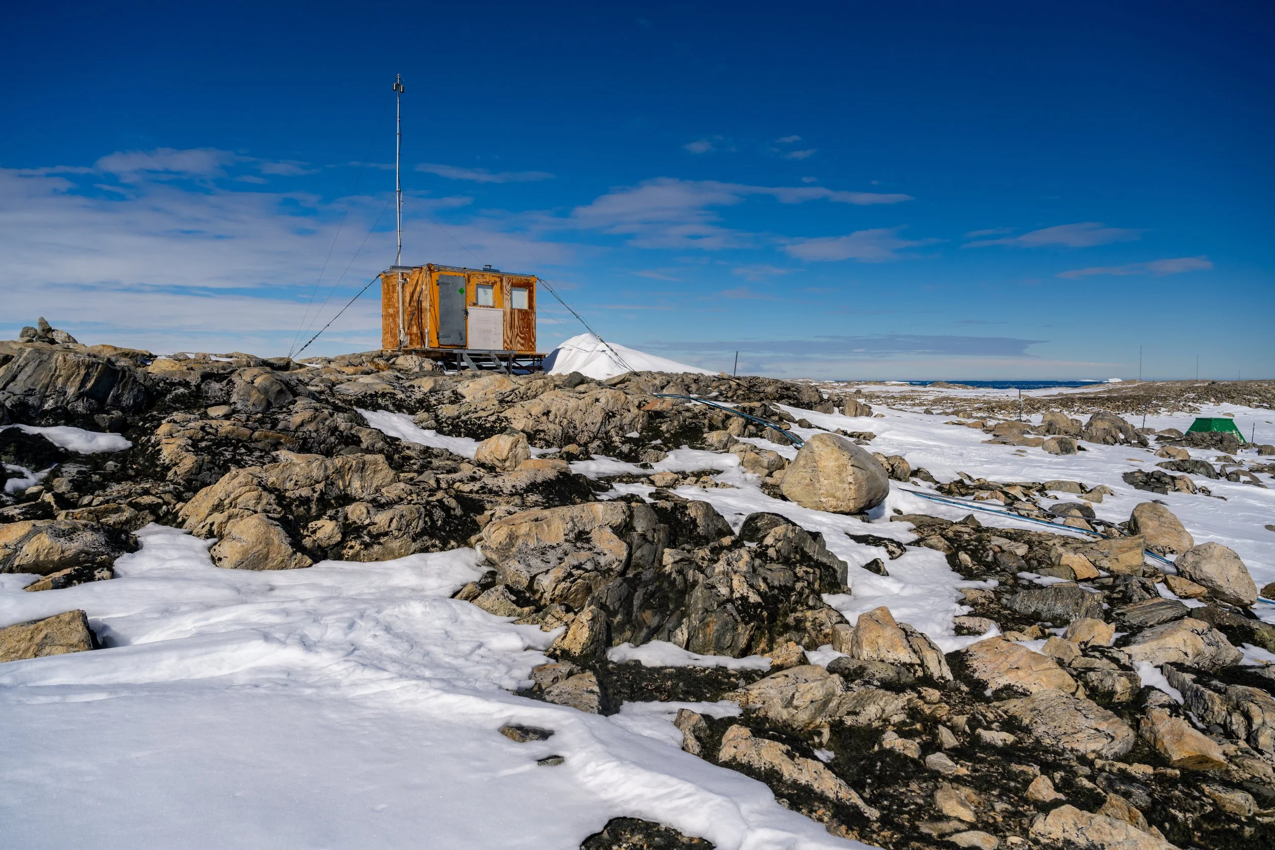 C628 - 25th of November 2022 12:29 pm - 'Mabel' hut Air pollution Monitoring Station south of the Red Shed
