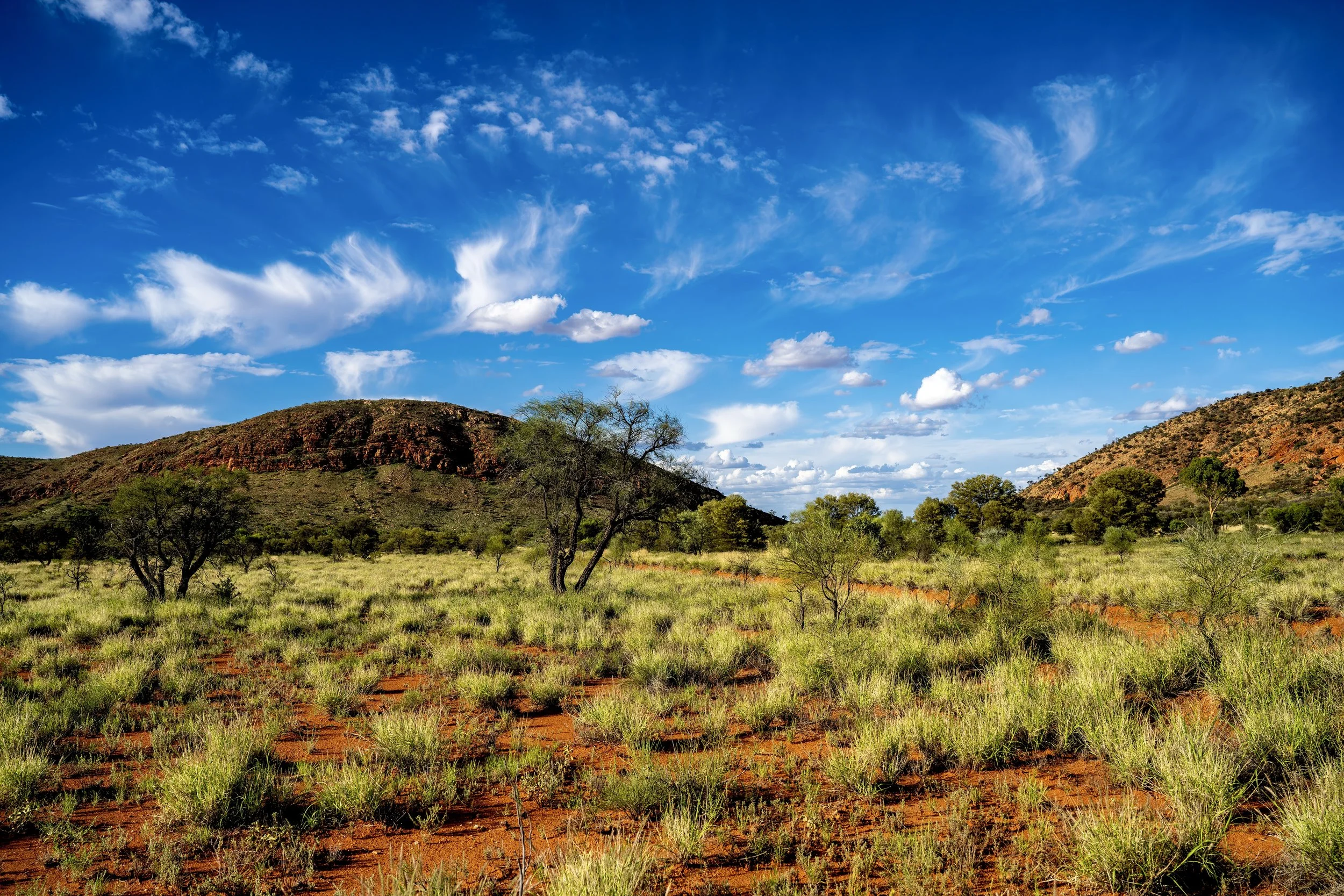G005- 28th of November 2024 17:18 - View to the Gap in Purli Yurliya (Rawlinson Ranges) with cirrus and cumulus cloud