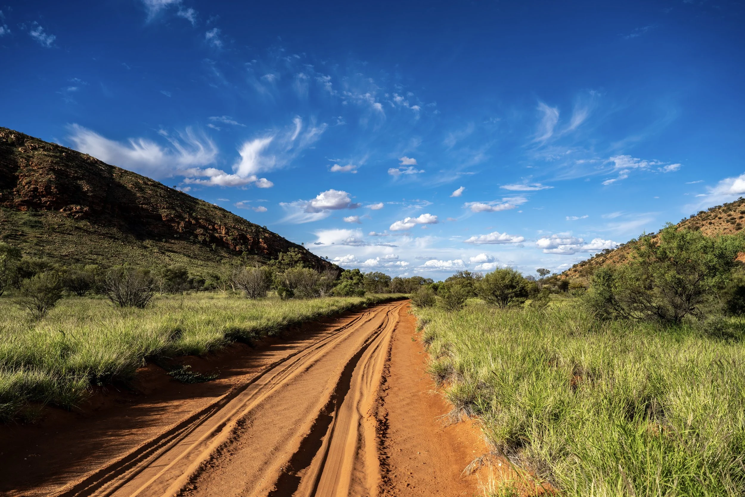 G025- 28th of November 2024 17:22 - View of the track to the Gap in Purli Yurliya (Rawlinson Ranges) with cirrus and cumulus cloud