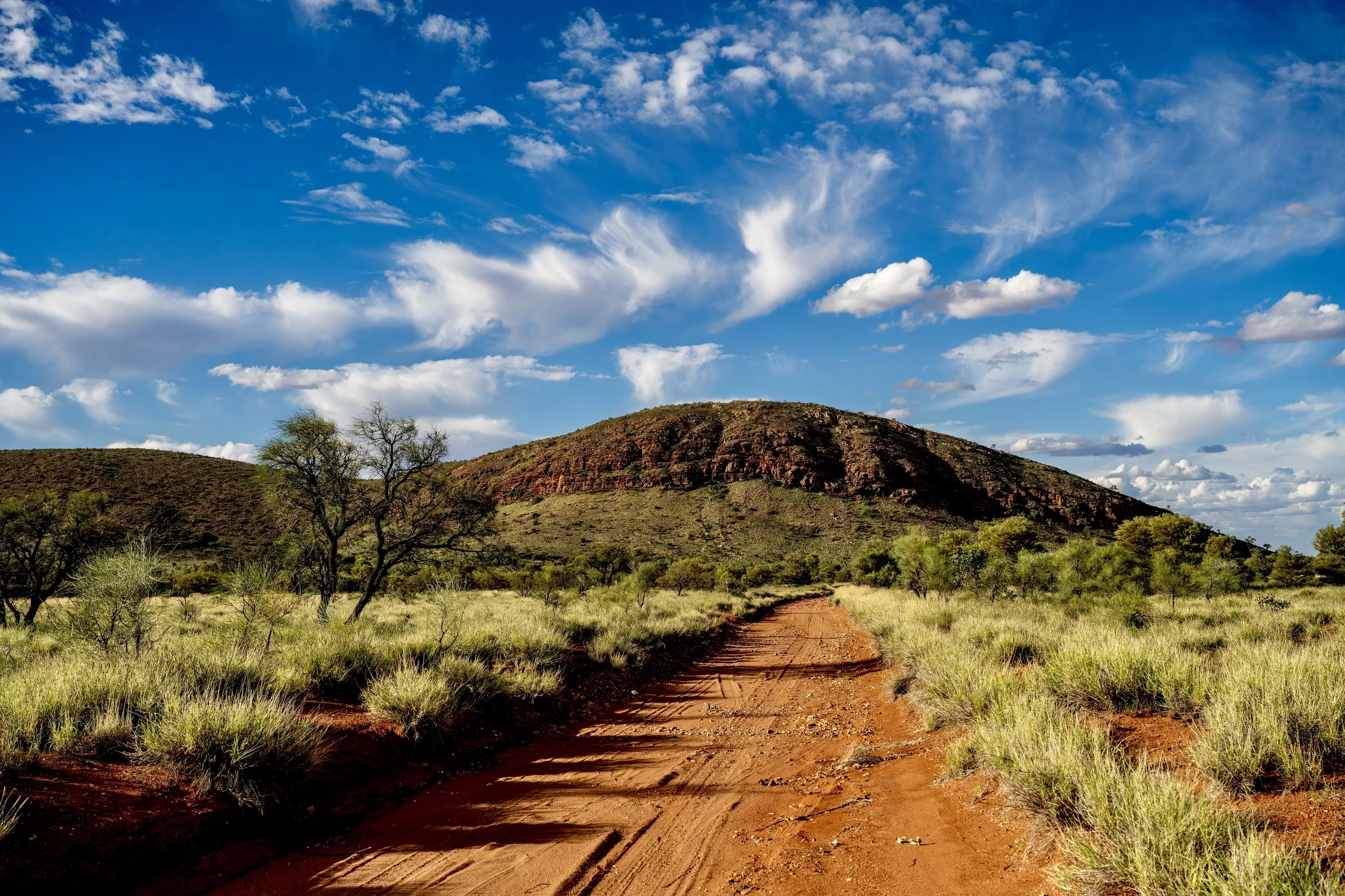 G082- 28th of November 2024 17:17 - View to the Gap in Purli Yurliya (Rawlinson Ranges) with cirrus and cumulus cloud