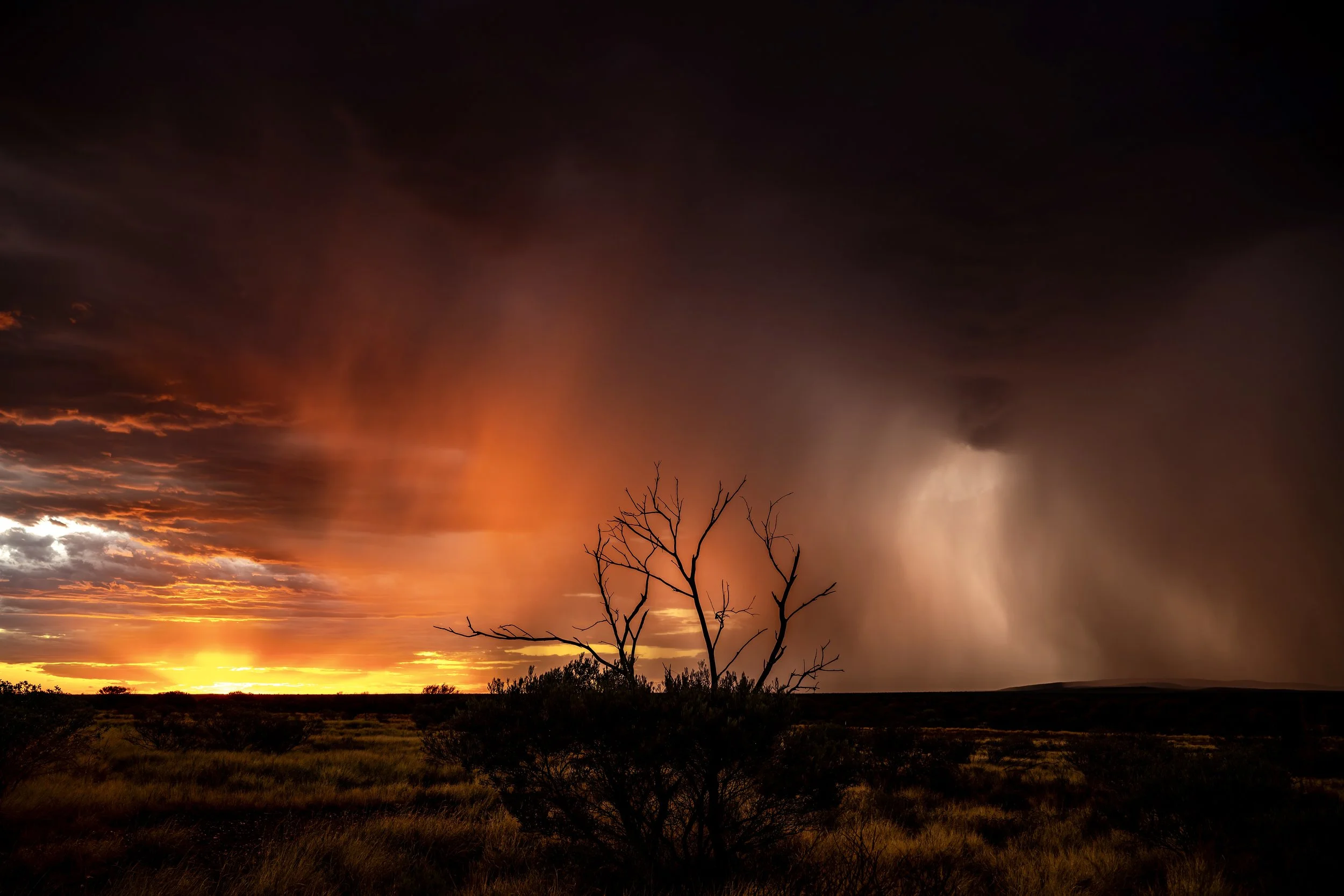 G104 - 7th of January  2025 18:22 - Thunderstorm approaching Giles at sunset from the northwest