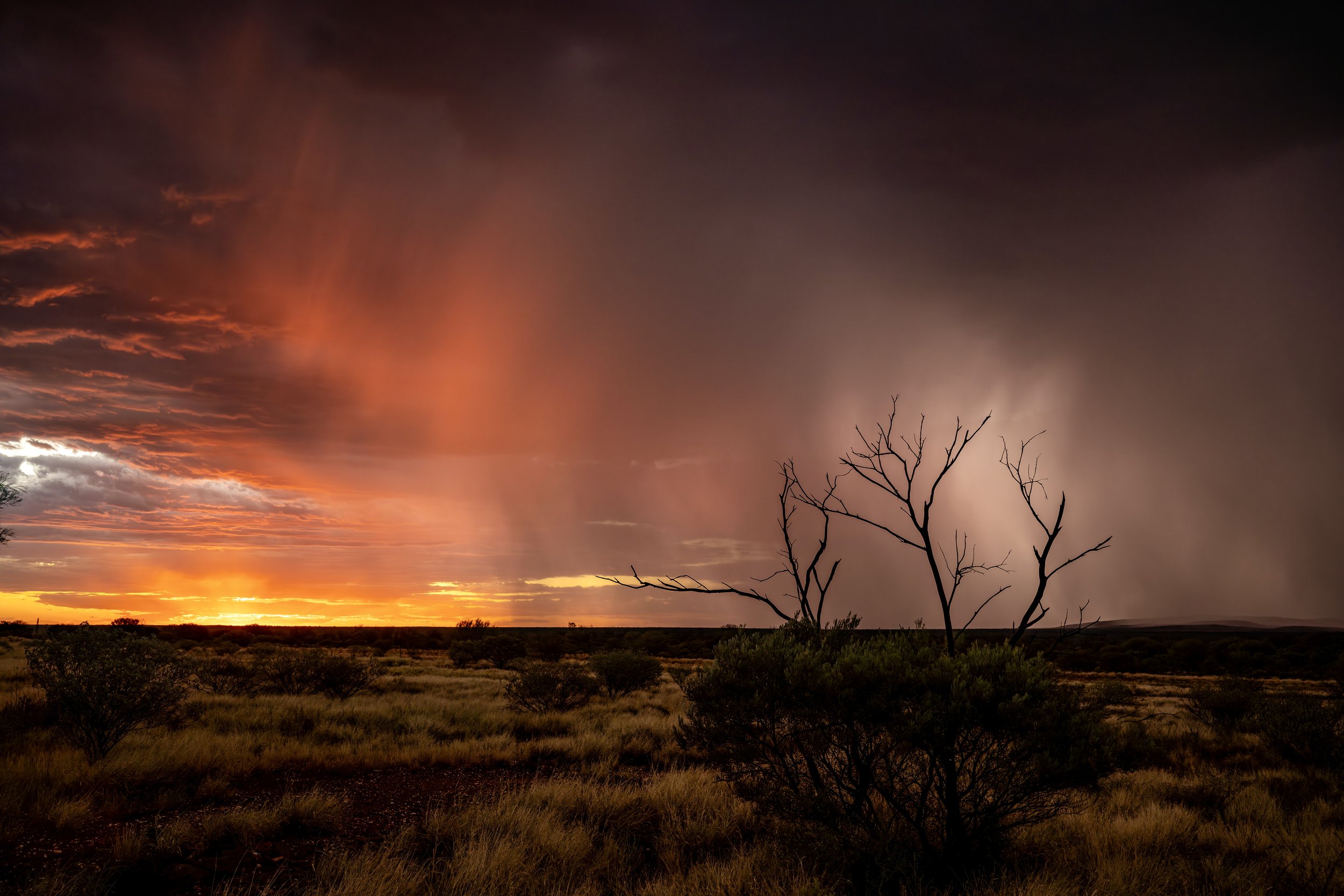 G129 - 7th of January  2025 18:23 - Thunderstorm approaching Giles at sunset from the northwest