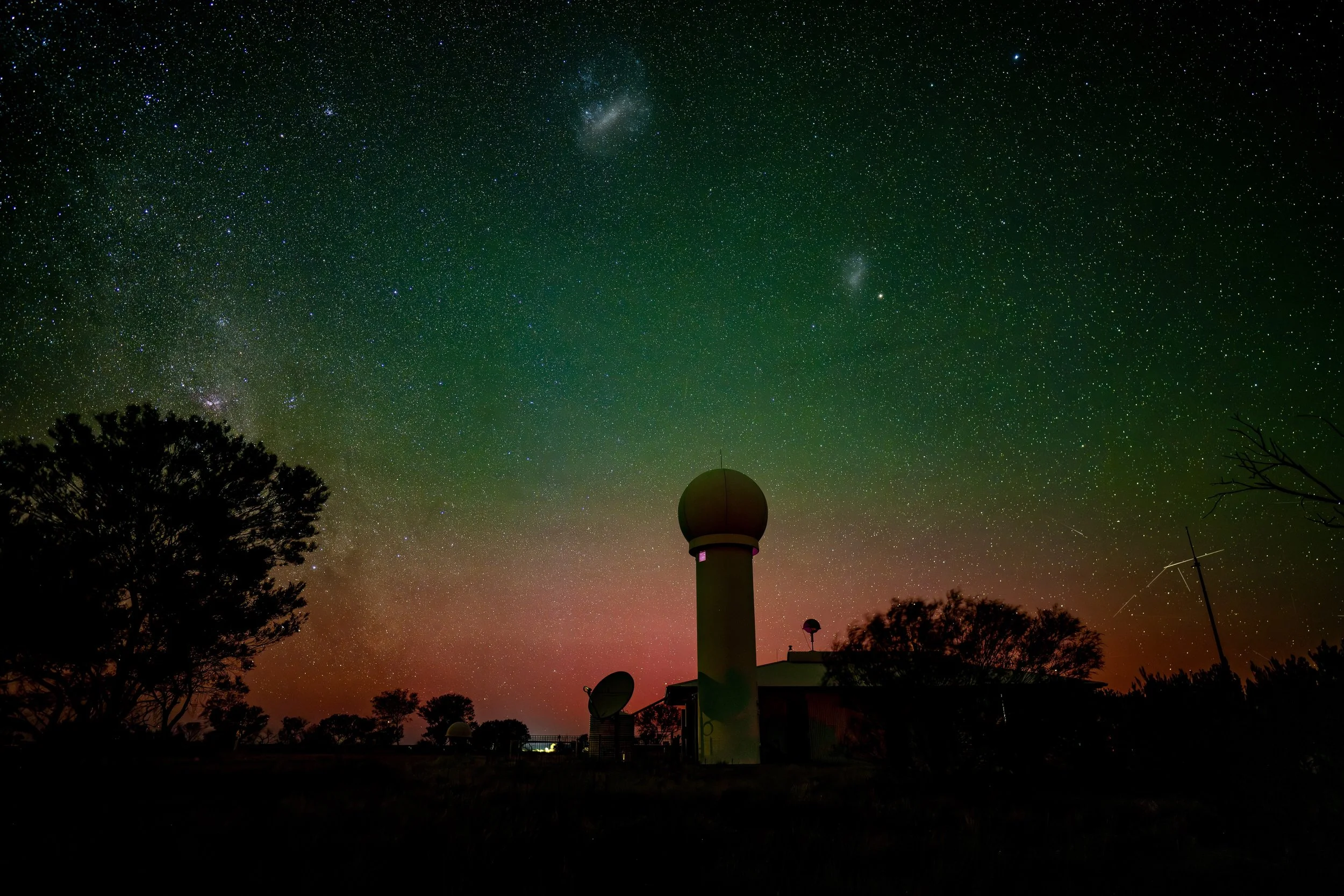 G147 - 1st of January  2025 21:20 - Aurora Australis to the south over Giles Weather Station- ISO 800 f/18 15sec