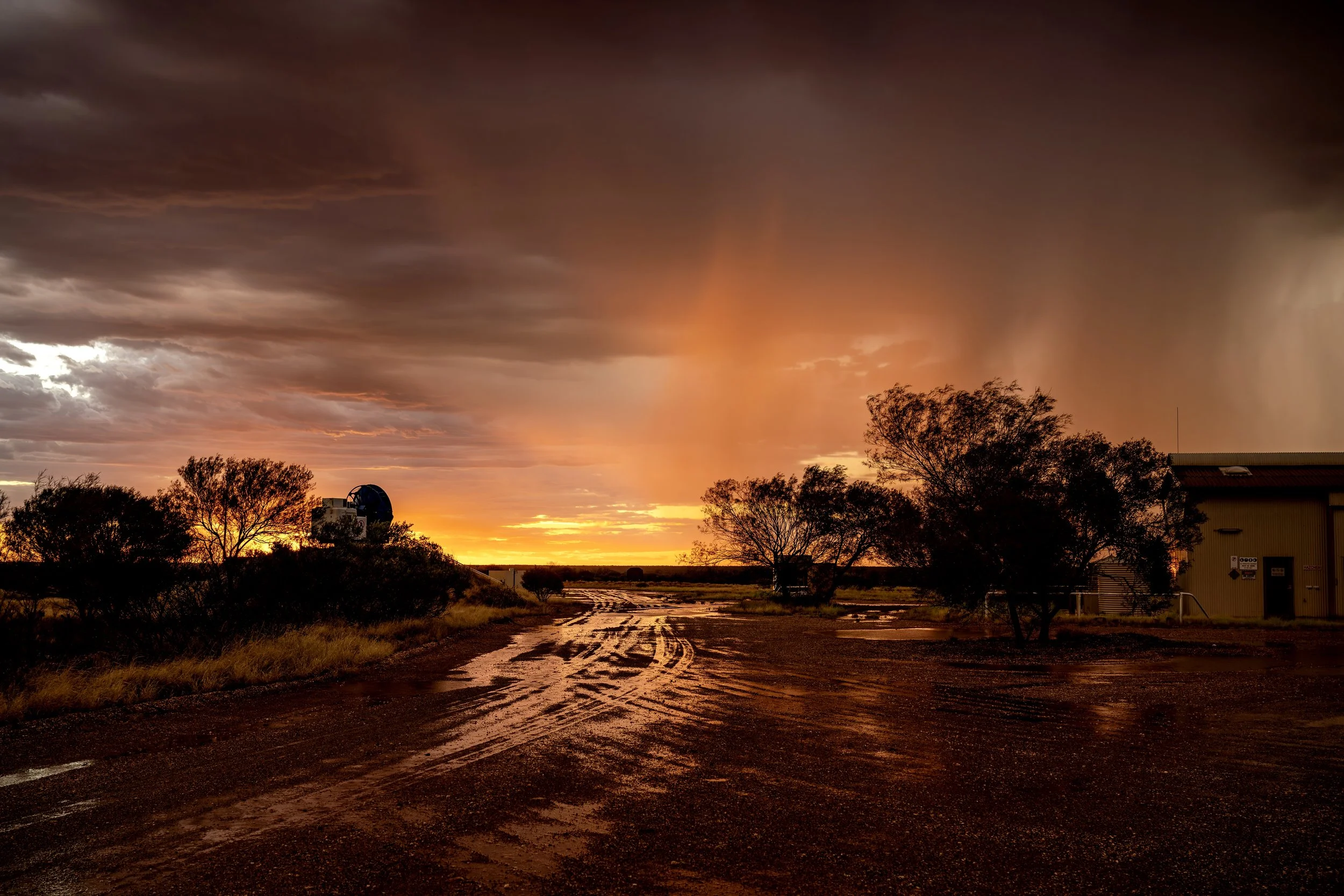 G152 - 7th of January  2025 18:18 - Thunderstorm approaching Giles at sunset from the northwest
