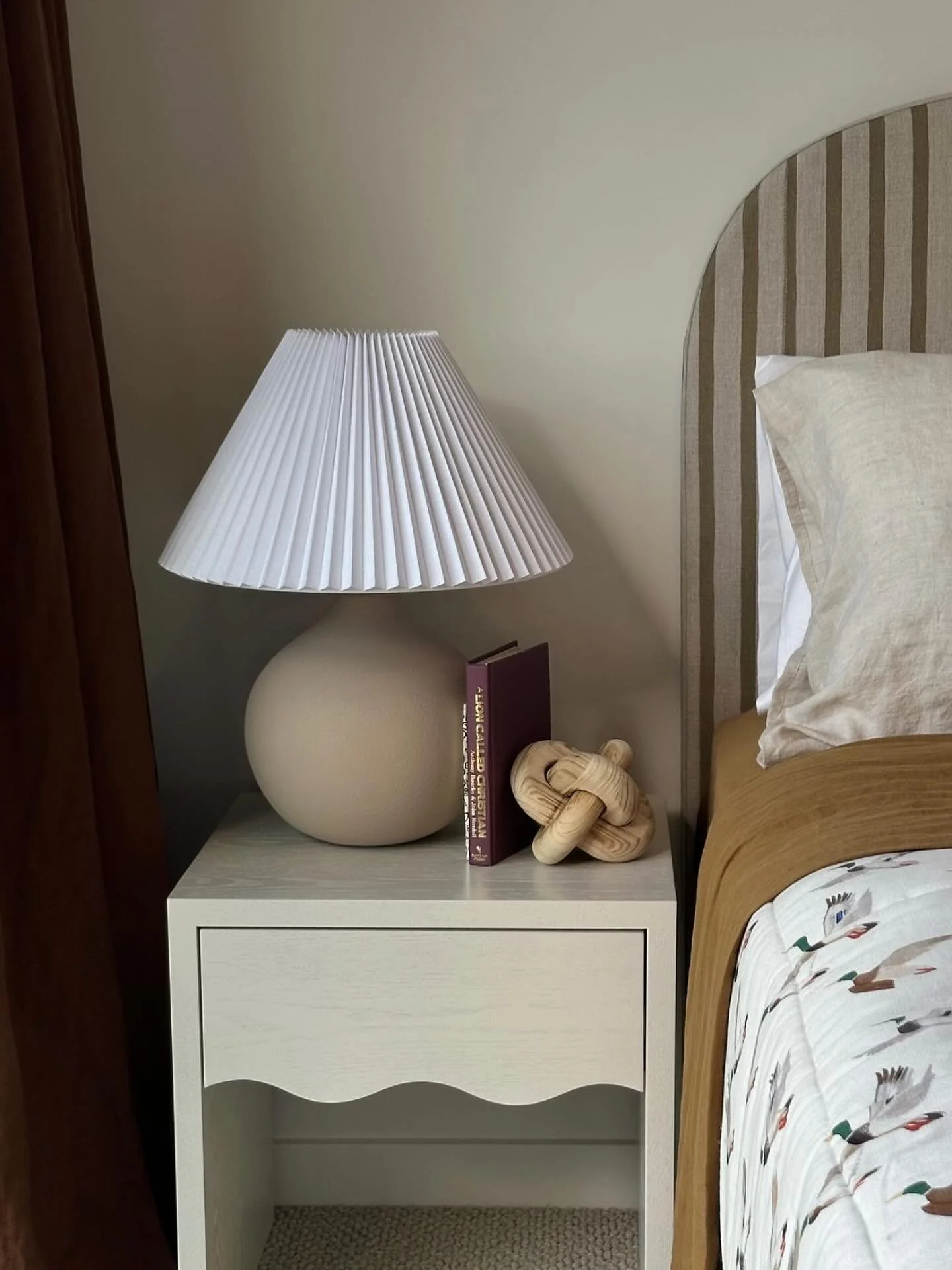 Striped oatmeal linen bedhead bedhead perfection from @mattsouthdesigner 🤍

Sourced @ministryoftextiles in Auckland.