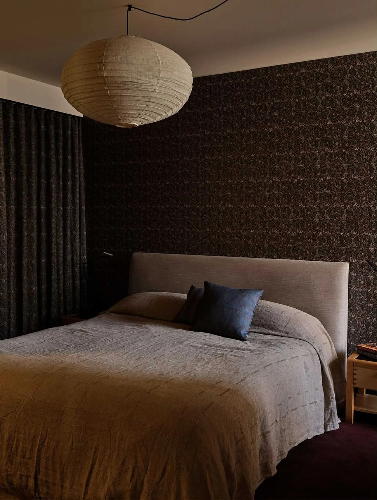 It&rsquo;s all in the details - Matching curtain and wallcovering for this stunner of a primary bedroom ❤️

Design - Oat Studio Laneways Gravel Smalls printed on our lightweight linen and wallpaper.

@annestroudphotography 
@nwe.interiordesign 
@mymy