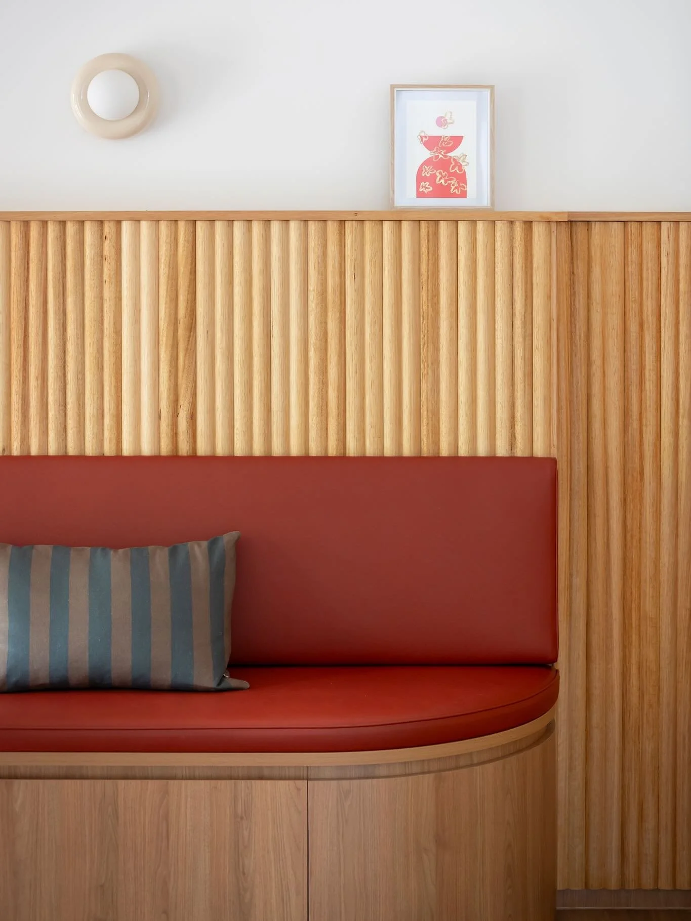 YARRALUMLA HOUSE.
Project by @dezin_studio_au ❤️
Honoured to have our designs featured throughout this stunning space - bathroom wallcovering, artwork and cushions, Thanks Abi x

Built by @jaymaxconstruction 
Photos by @mr_adam_mcgrath 
Joiner by @fo