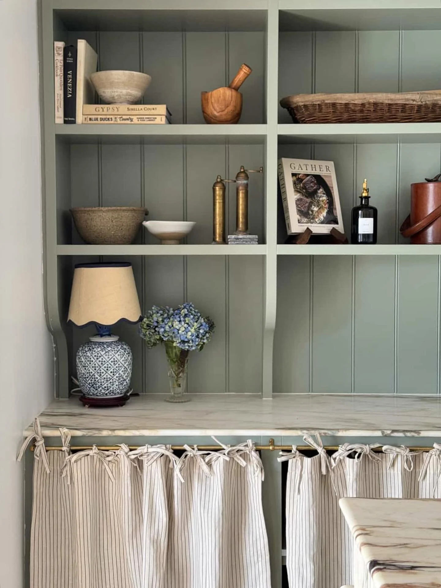 Love a bow 🎀 This gorgeous kitchen space created by @hannahadamsproperty 👌

Featuring our Capital Lines lightweight oatmeal linen.
