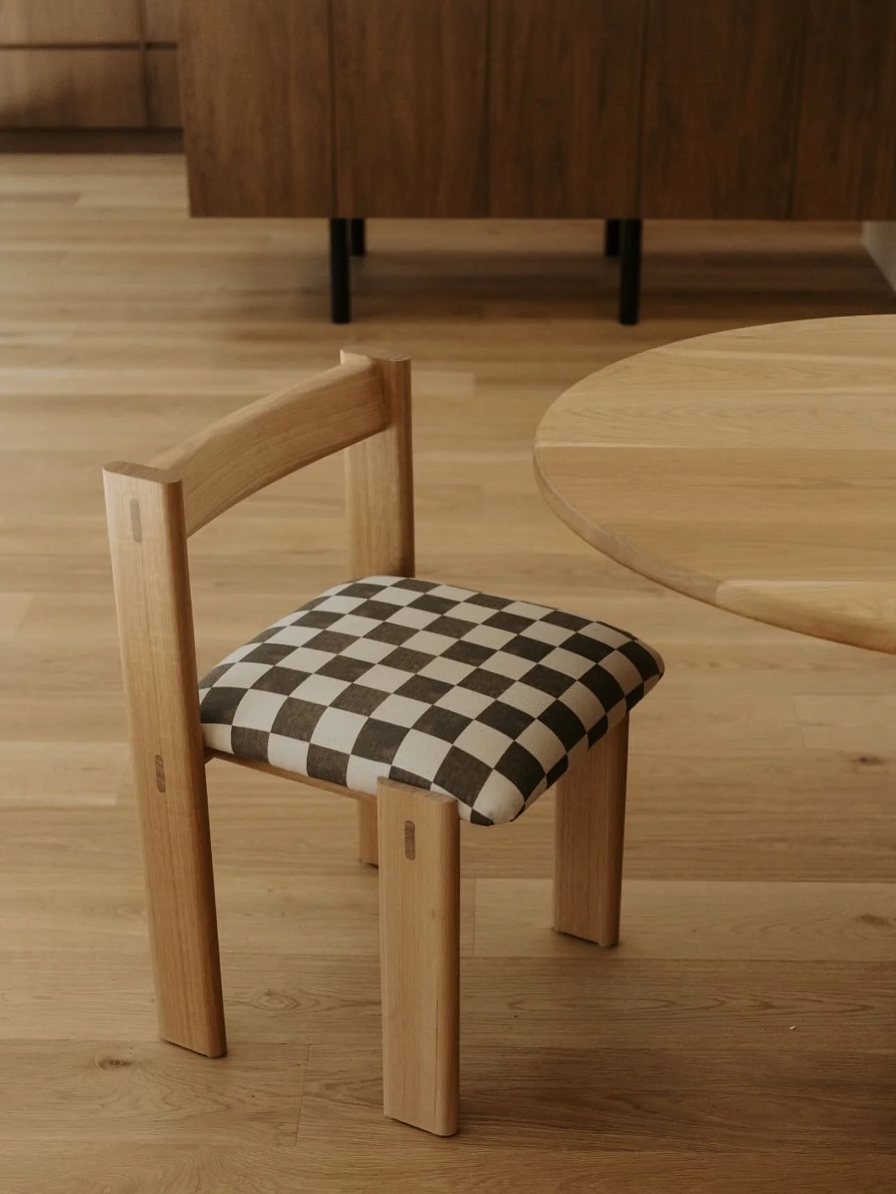 Kings project by @wilksbuildinggroup featuring beautiful furniture pieces by @builtfurniture .

Popeye dining chair in collab with @fabrikate_creative_spaces - fabric - Capital Checks Earth on linen. 

Build @wilksbuildinggroup
Architecture @trennela