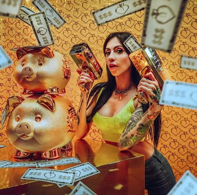 Monday vibes 🤑🤑🤑⁠
📸 @mahsin.tv⁠
&bull;⁠
&bull;⁠
&bull;⁠
#popupmuseum #discoverla #laphotographers #labloggers #la #events #portraitpage #creativespace #popculture #visitla #neonlights #neonart #thingstodoinla #firstdatela #tripla #visitla #visitp