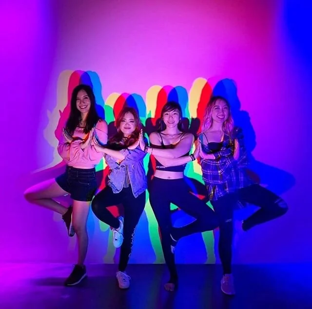 🌈 Need an idea for a group pic at #PARTYWITH ?! 🧘&zwj;♀️ Here&rsquo;s one! Sponsored by @dianalieu @ms.luyen @pleeenx @wongderfulvvn @destineexfate ⁠
&bull;⁠
&bull;⁠
&bull;⁠
#popupmuseum #peaches #laphotographers #labloggers #la #events #creativesp