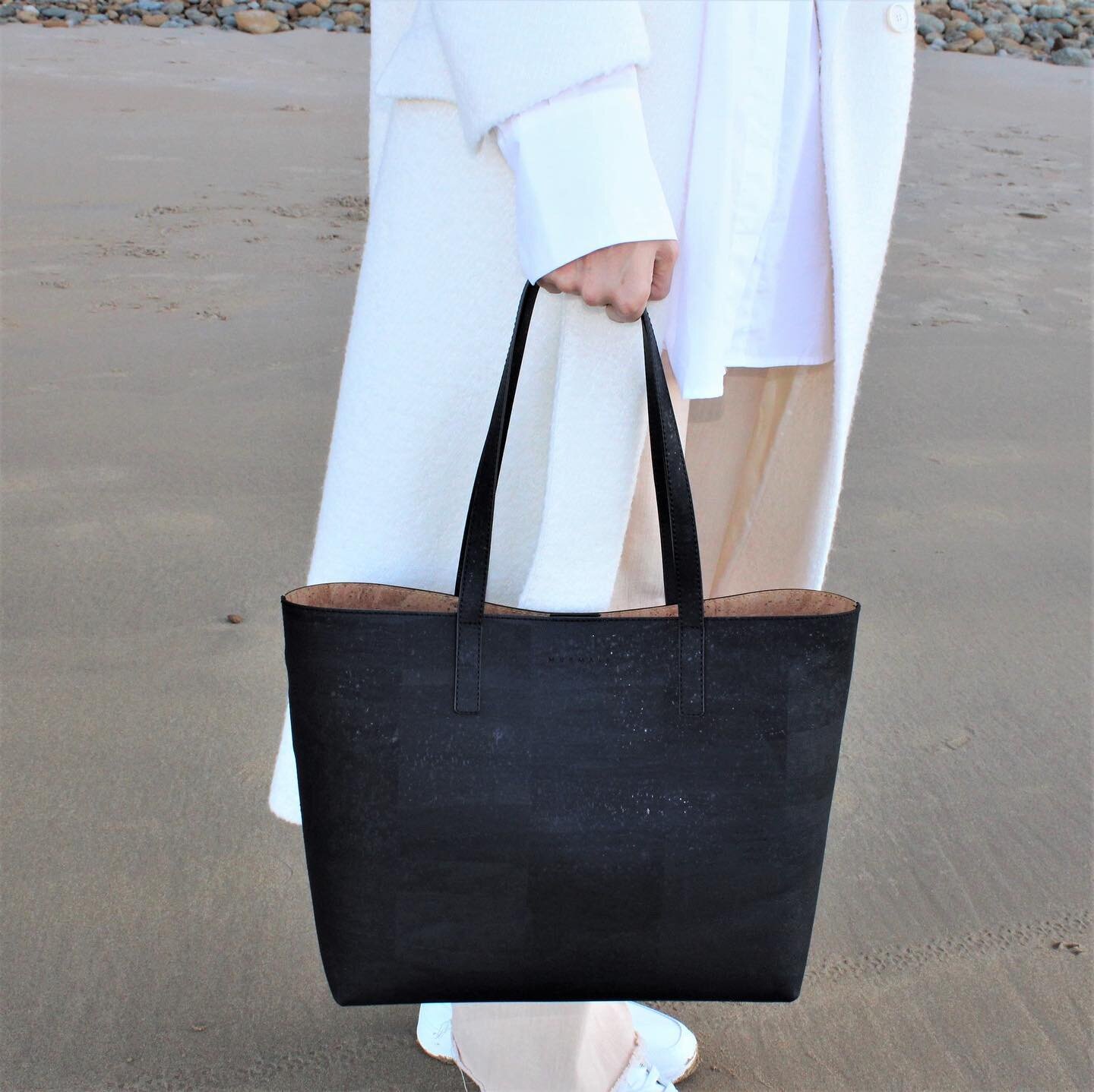 MURMALI's ZETA TOTE BAG in BLACK. Inspired by Nature. Also available in beautiful NATURAL colors. PETA-Approved Vegan.

#earthfriendlyfashion

&bull; Link to Nature &bull; Stay tuned to @murmali_official for more info.
.
.
.
.
.
.
.
.
.
Cruelty-Free,