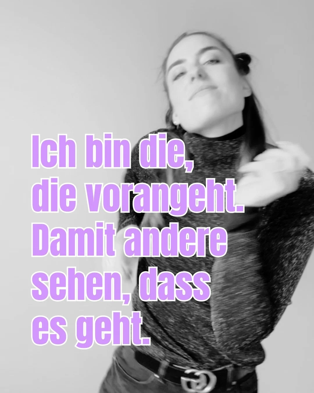 Ich bin nicht hier, um es verst&auml;ndlich zu machen.
Ich bin hier, um voranzugehen.

F&uuml;r Frauen, die merken,
dass sie sich zu lange angepasst haben.
Zu lange vern&uuml;nftig waren.
Zu lange klein gespielt haben.

Ich zeige, was m&ouml;glich is