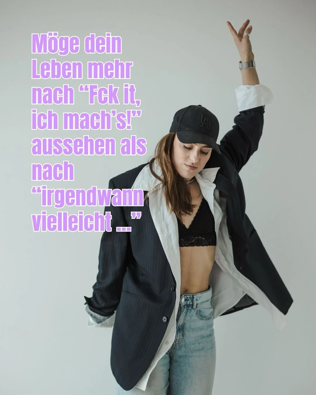Du wartest.
Viel zu lange schon &mdash; du weisst es.

Die Frau, die du sein willst, hat nicht gewartet.
Sie hat entschieden. 
Auch wenn sie Angst hatte. 
Auch wenn niemand es verstanden hat. 
Auch wenn sie gelacht haben.

Fck it, ich mach&rsquo;s.

