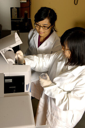 From left to right: Lingling Zhang and Xuan Zhao (PhD students, 2011-2015)