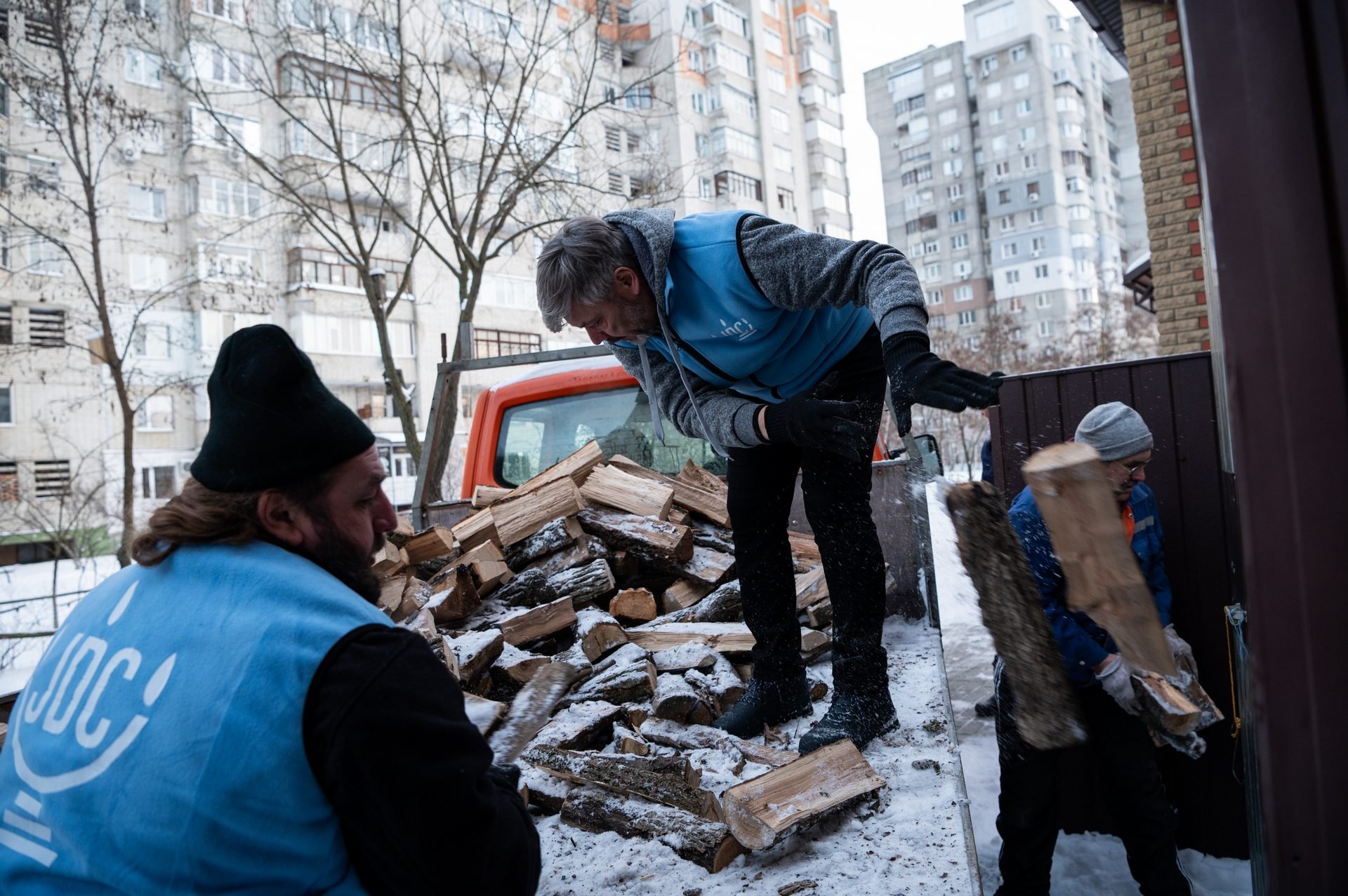 Sumy. Delivering firewood to a bomb shelter