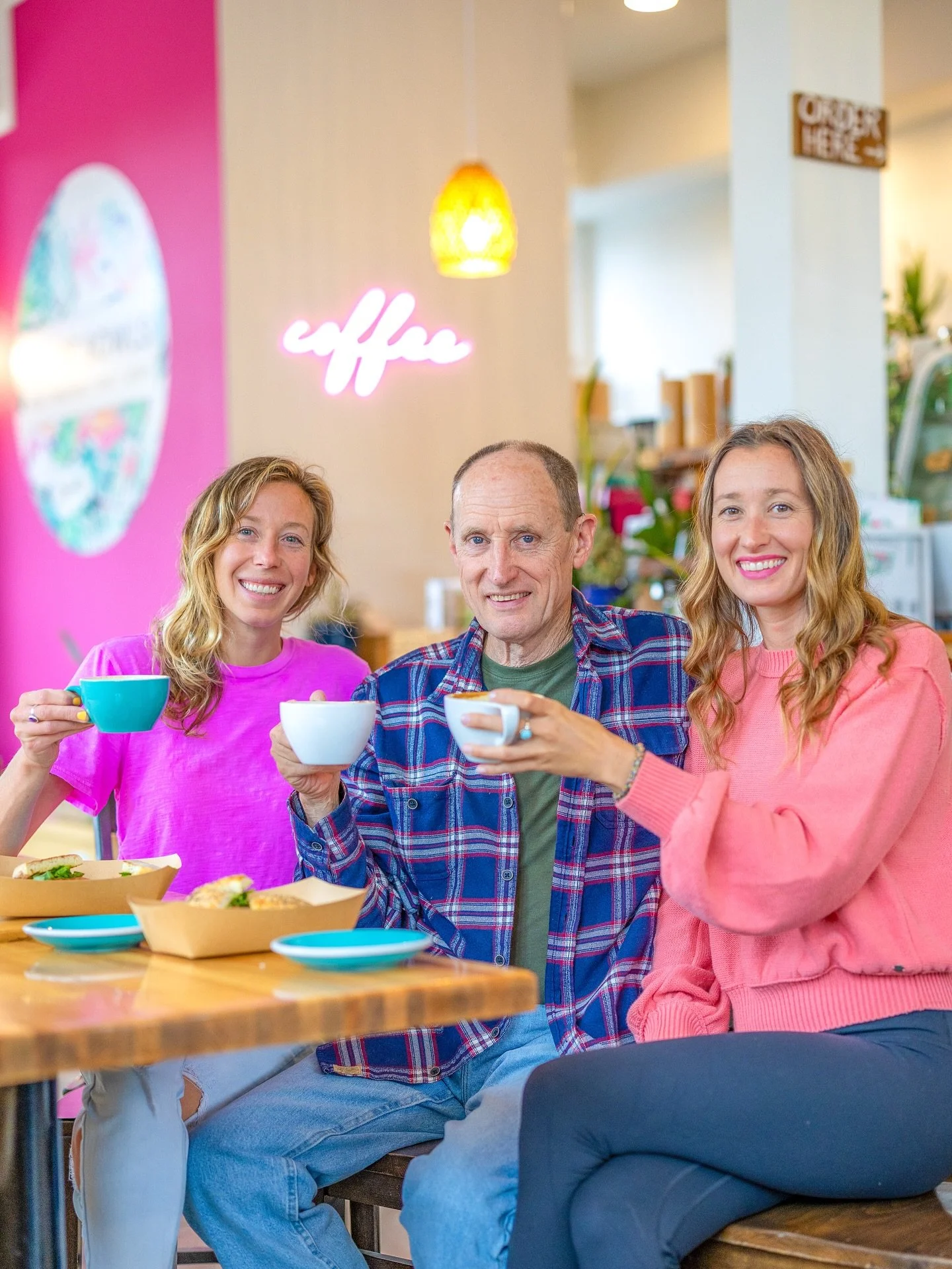 When it&rsquo;s cold 🥶 outside, it&rsquo;s ALWAYS warm 🌴&amp; cozy in here!! Warm up with a hot coffee, protein #oatmealbowl , one of our breakfast sandwiches or of course a warm rice bowl!!
🦩And of course we always have the tropical 🏝️ favorites