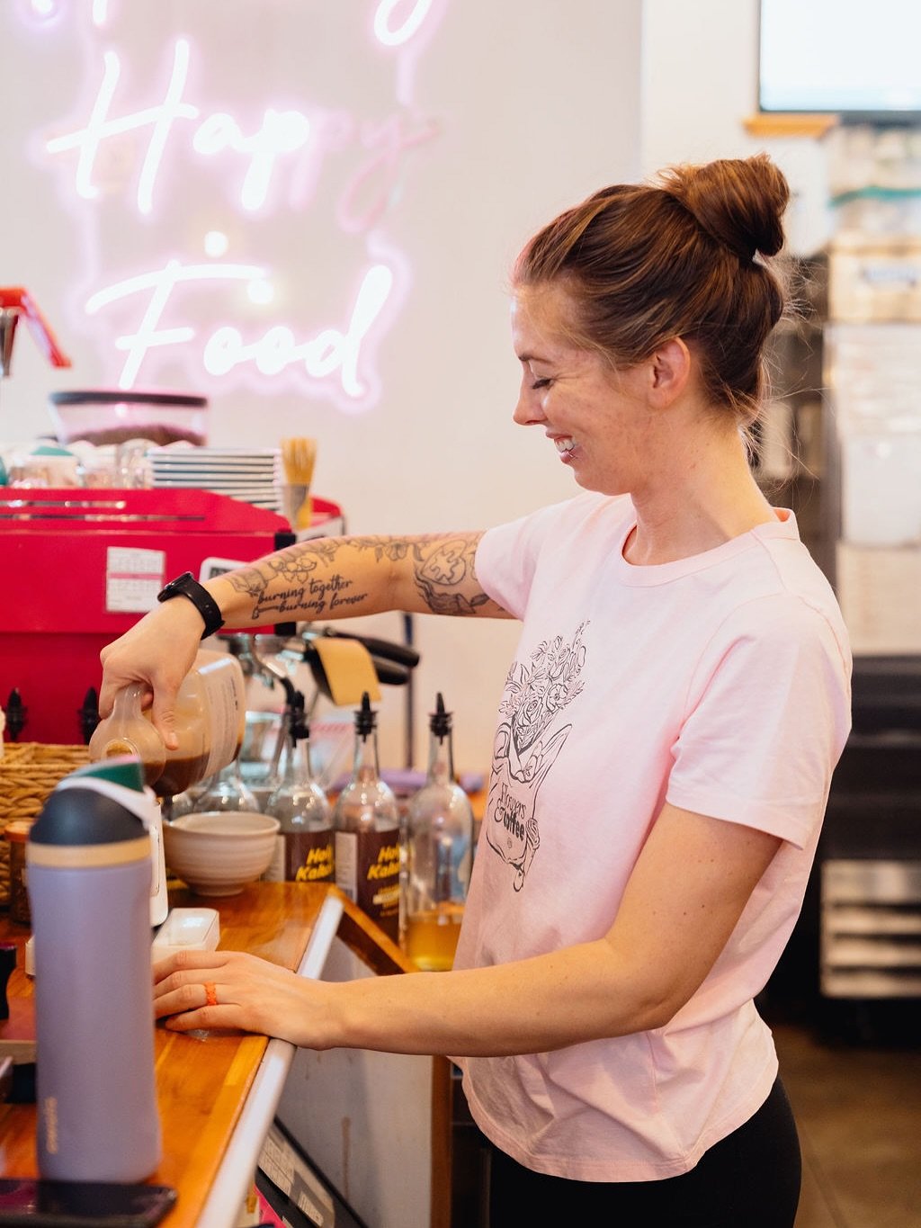 Working with a smile 😃 because we genuinely love coming to work, making Healthy Happy Food🍓and getting to see and chat with all of you every day 
&bull;
📸 : @babe__raham_lincoln 

#acaibowls #healthyfoood #foodie #acai #smoothies #team #teamwork #