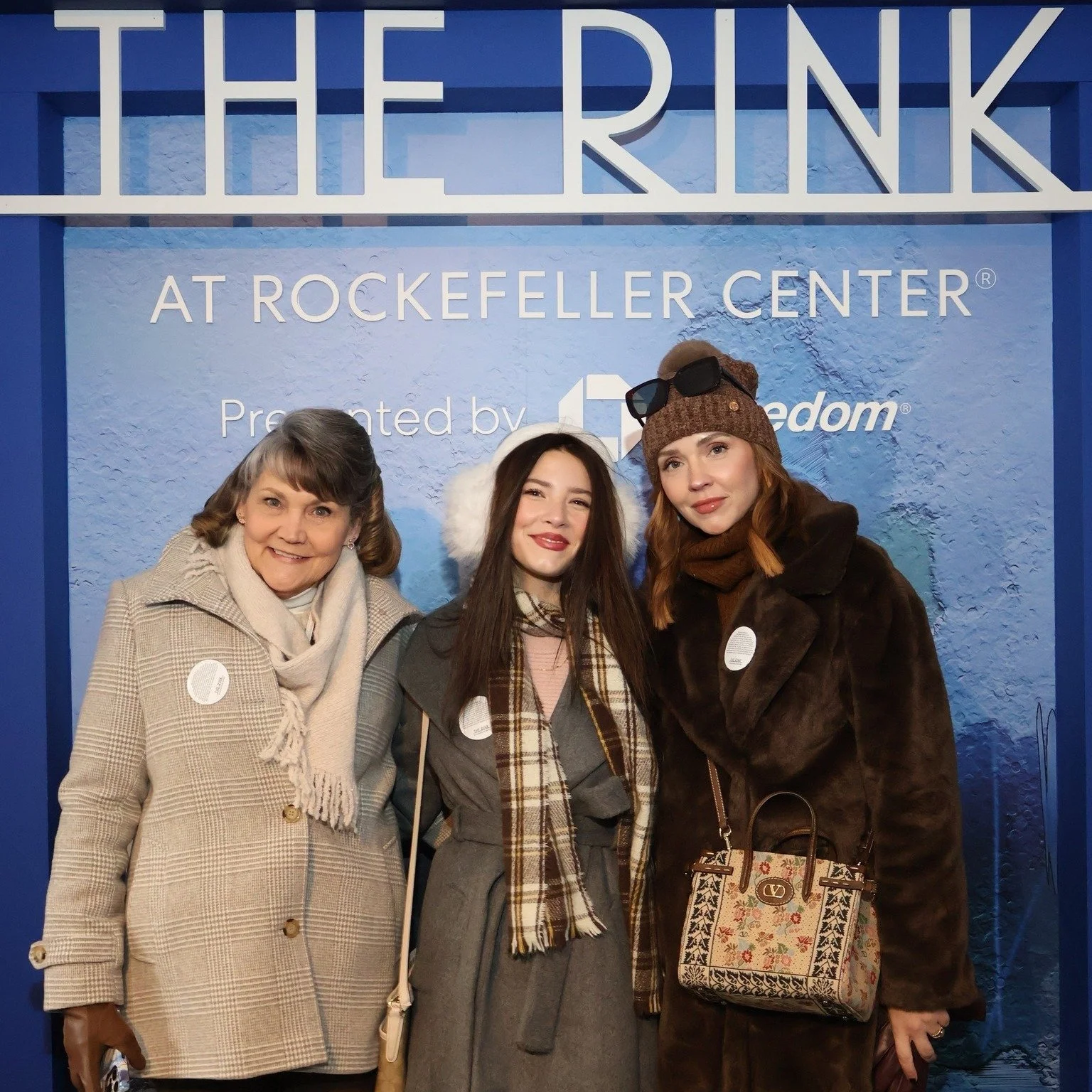 🌲 Day 02 in NYC started off with ice skating at Rockefeller Center ❄️ and a little rest (recovery 🥶) time in the chalets with hot apple cider and tasty treats! I'm no Nancy Kerrigan, but the years I spent on rollerblades as a kid paid off cause I'm