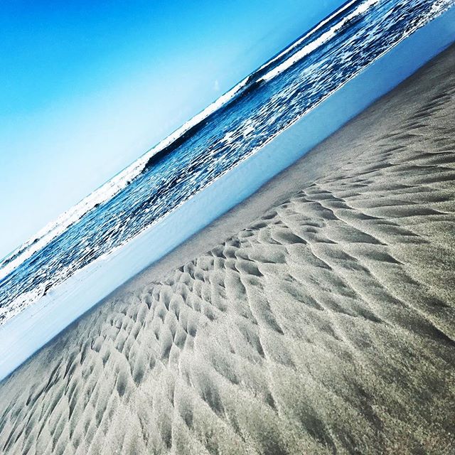 The beach in Acapulco making some epic art this morning ✨💦