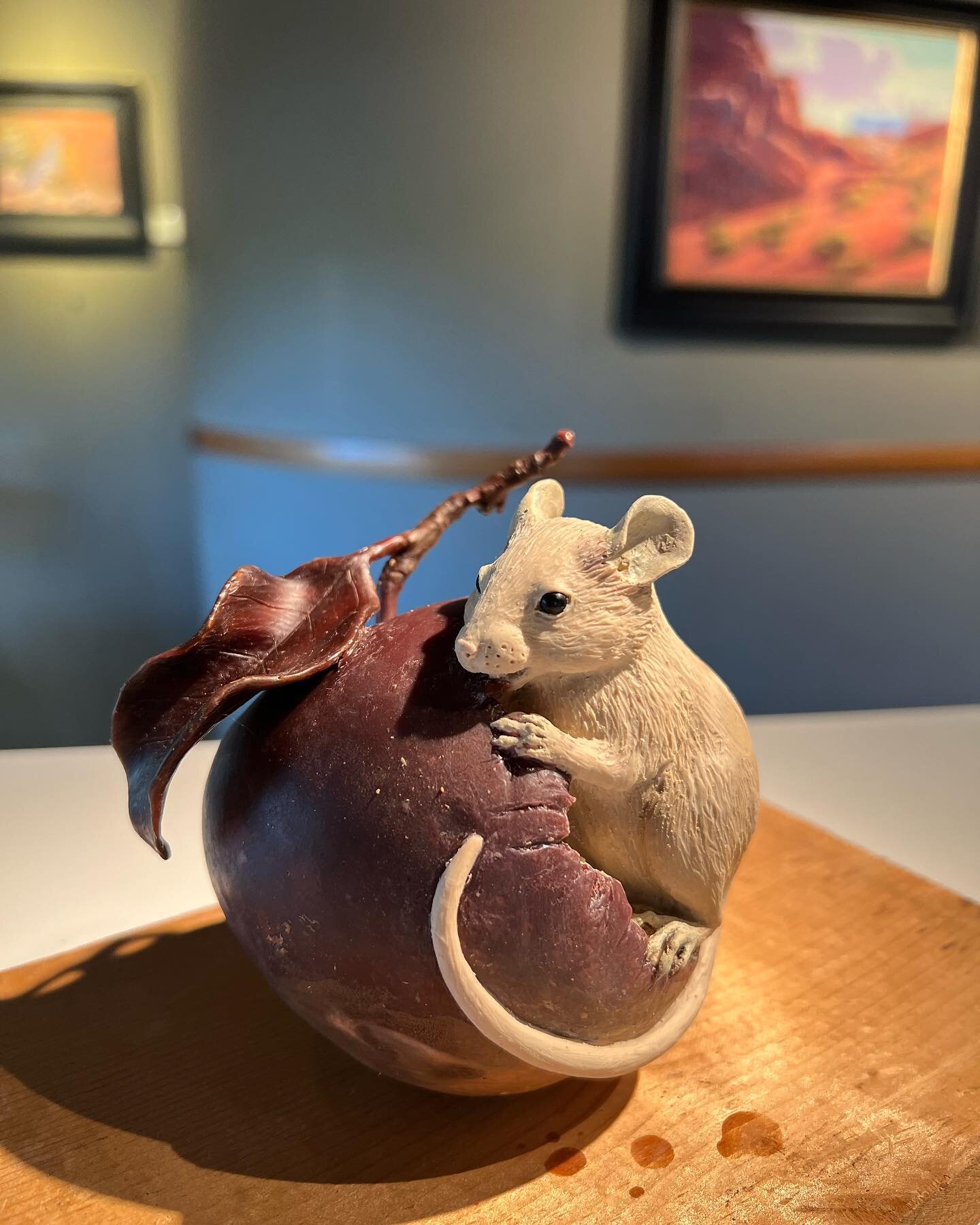 Here are some more images of Kim Kori&rsquo;s &ldquo;Precious Moment&rsquo;s II&rsquo; Precast. It is so darn cute! #kimkori #rowefineartgallery #mouse #mousesculpture #apple #tlaqsedona #tlaquepaqueartsandcraftsvillage #visitsedona #sedonaartgallery