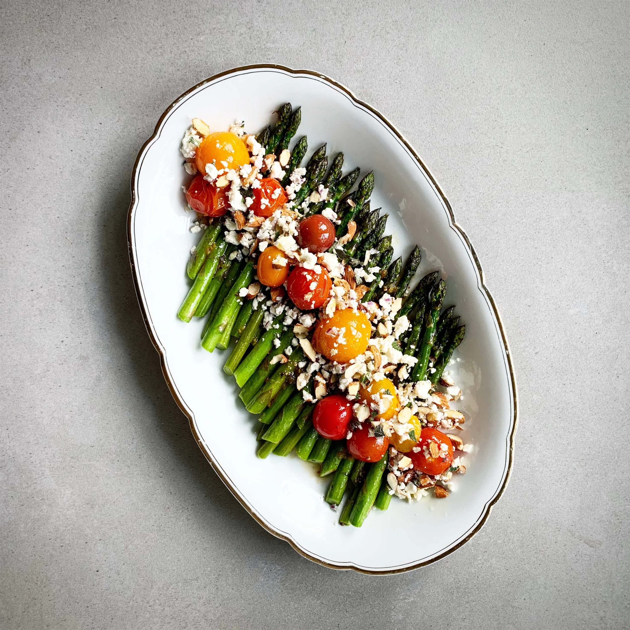 Poêlée d'asperges &amp; tomates à la grecque