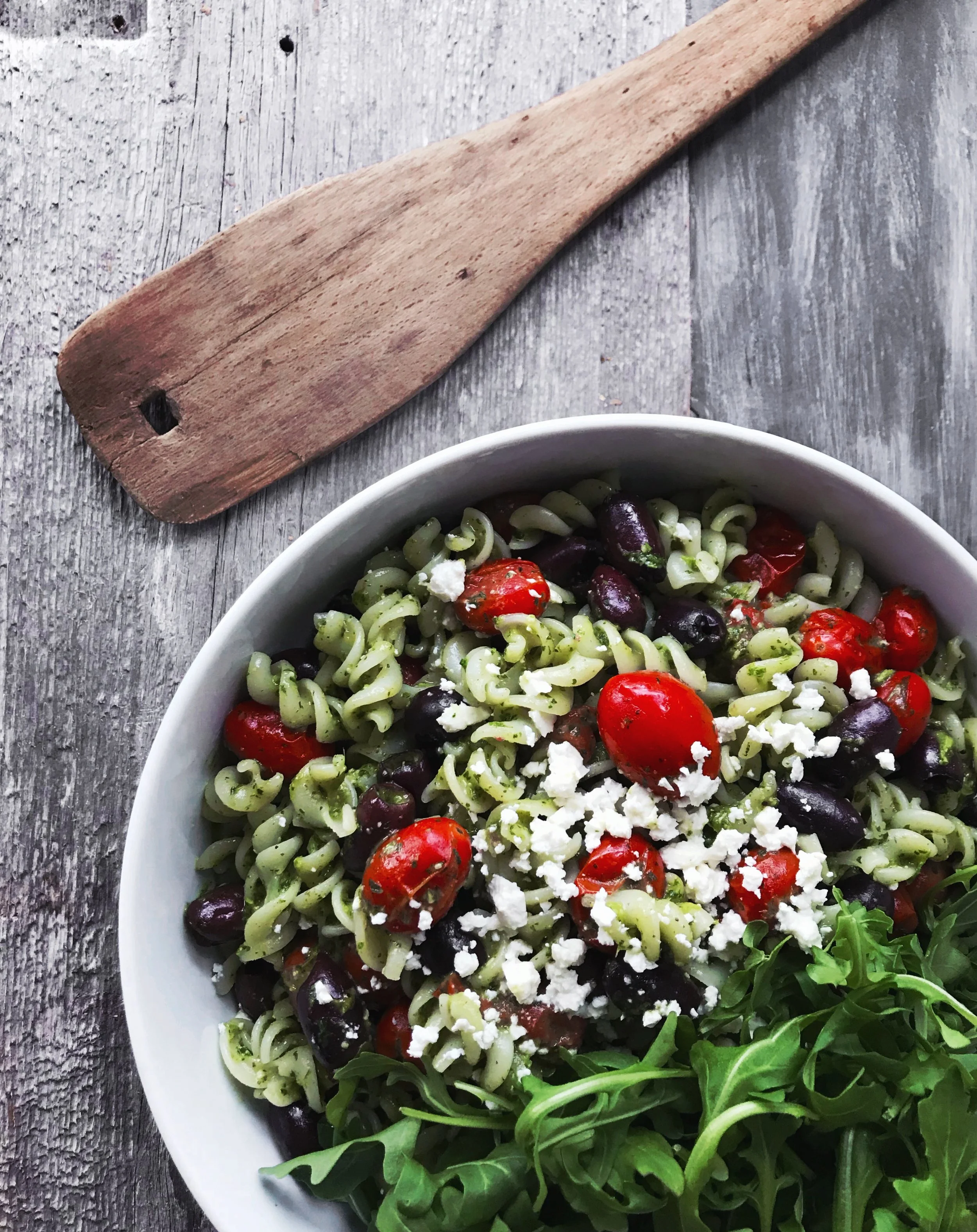 Salade de pâtes crémeuse au pesto &amp; tomates cerises