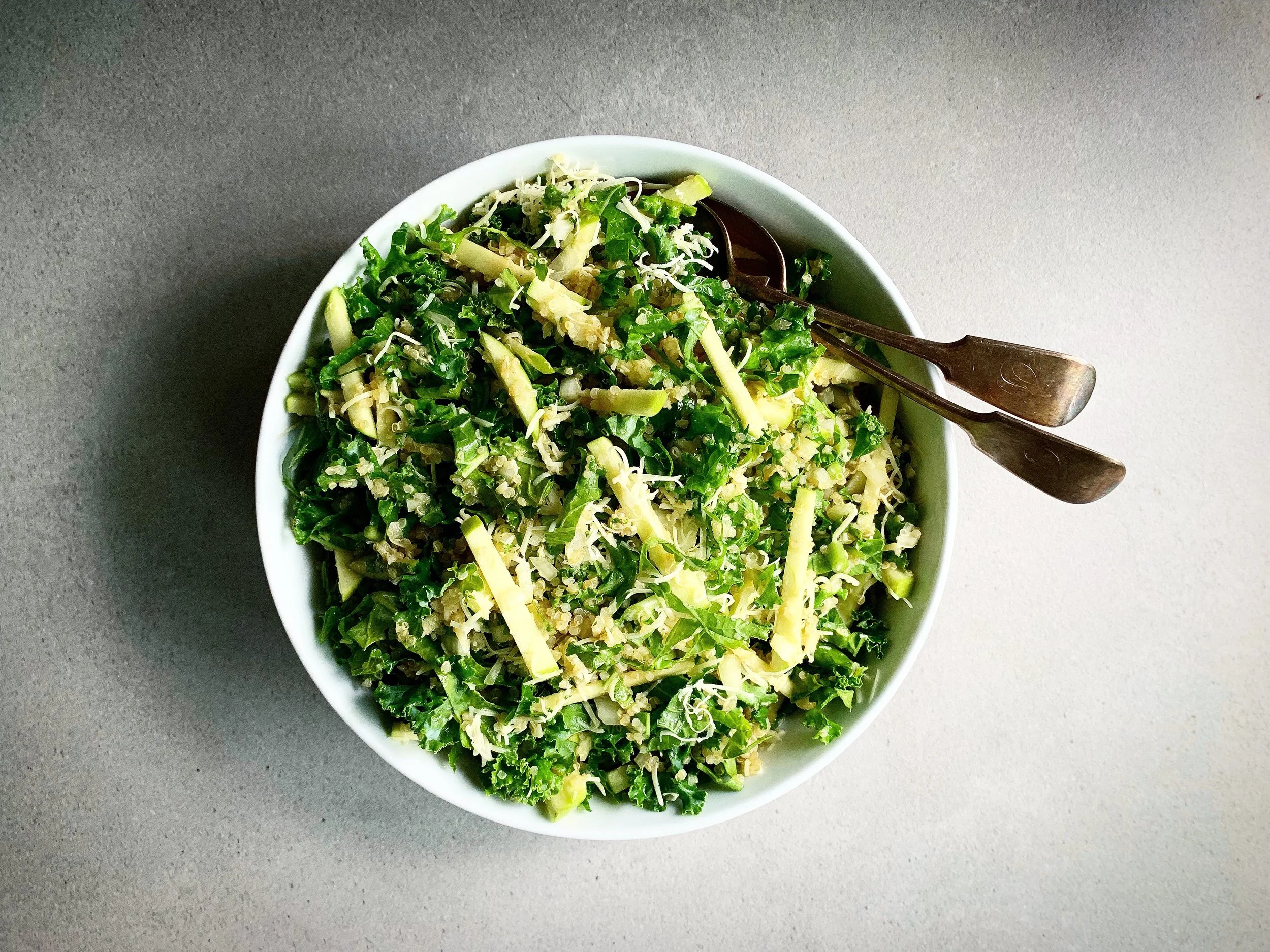 Salade de chou frisé, pomme verte &amp; cheddar fort