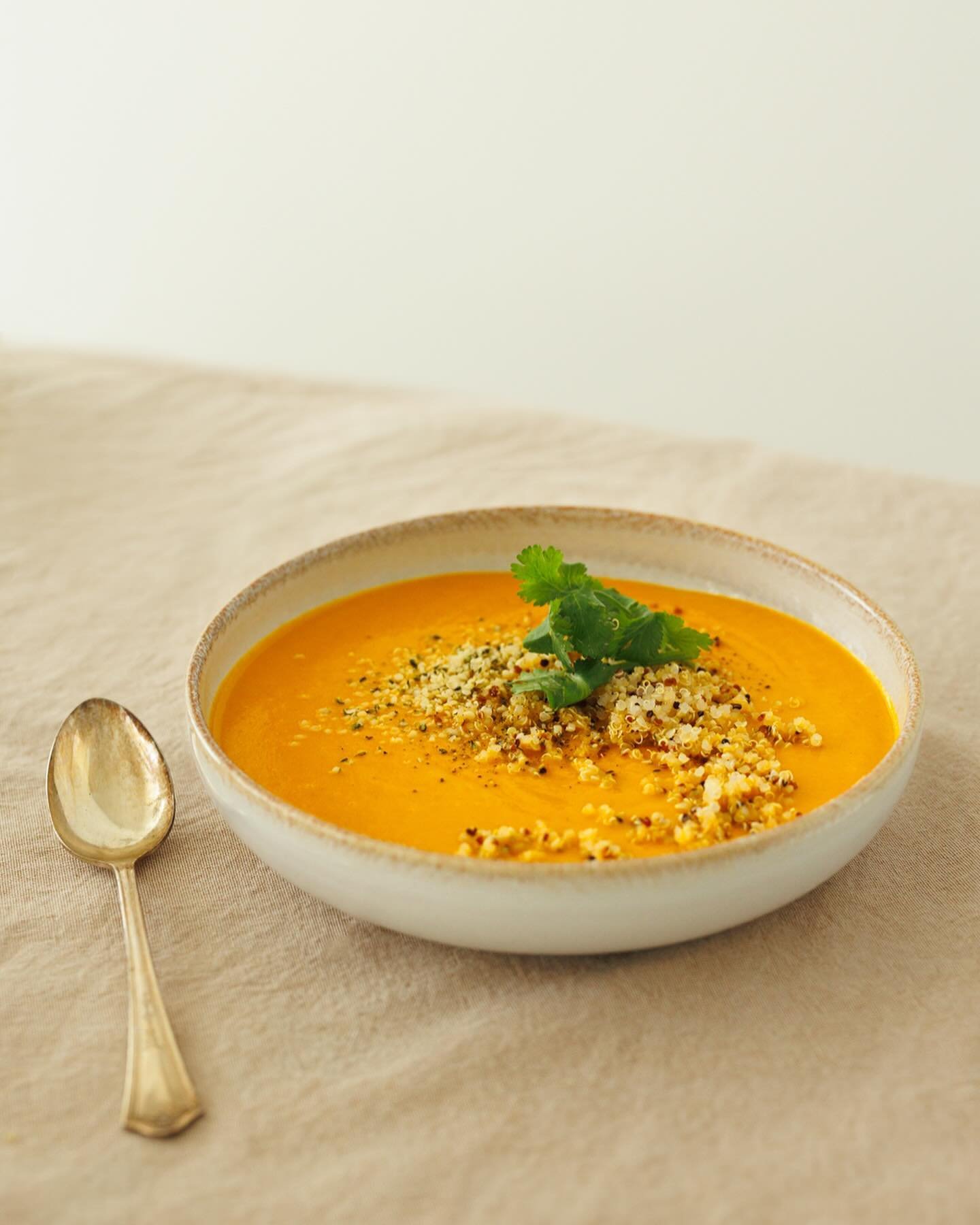 Bonheur &amp; r&eacute;confort, tout simplement!

Pour retrouver cette recette de Potage de carottes &amp; gingembre fa&ccedil;on repas👉🏼VOIR LIEN EN BIO: @vertcouleurpersil &mdash; 🥕🫚

📷 @bylauragdiaz

.
.
.

#soupseason #feedfeed #comfortfoodi