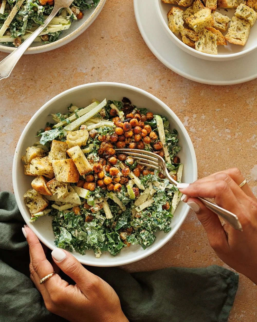 Une salade C&eacute;sar c&rsquo;est toujours un gros ouiii, mais ce l&rsquo;est doublement lorsqu&rsquo;elle devient salade-repas!!🙌🏼 Si tu es fan tout comme moi, cette recette risque de te plaire! 

👉Commente C&Eacute;SAR et je t&rsquo;envoie tou
