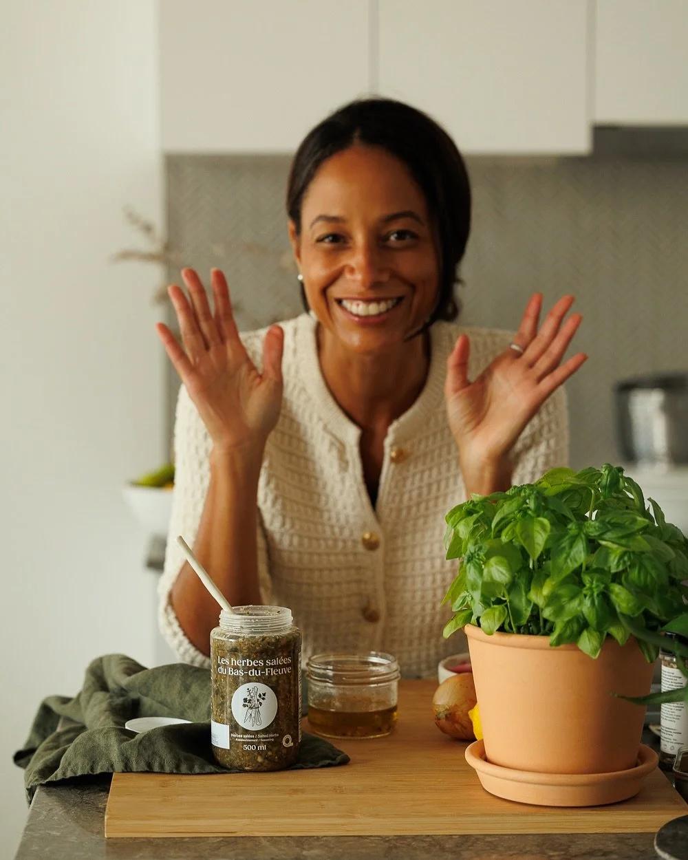 ✨CONCOURS&nbsp;&amp; NOUVELLE COLLABORATION &mdash; Les Herbes sal&eacute;es du Bas-du-Fleuve et moi, c&rsquo;est une v&eacute;ritable histoire d&rsquo;amour!💚🌿N&eacute;e &agrave; Rimouski, ces petits pots ont toujours fait partie du frigo&hellip; 
