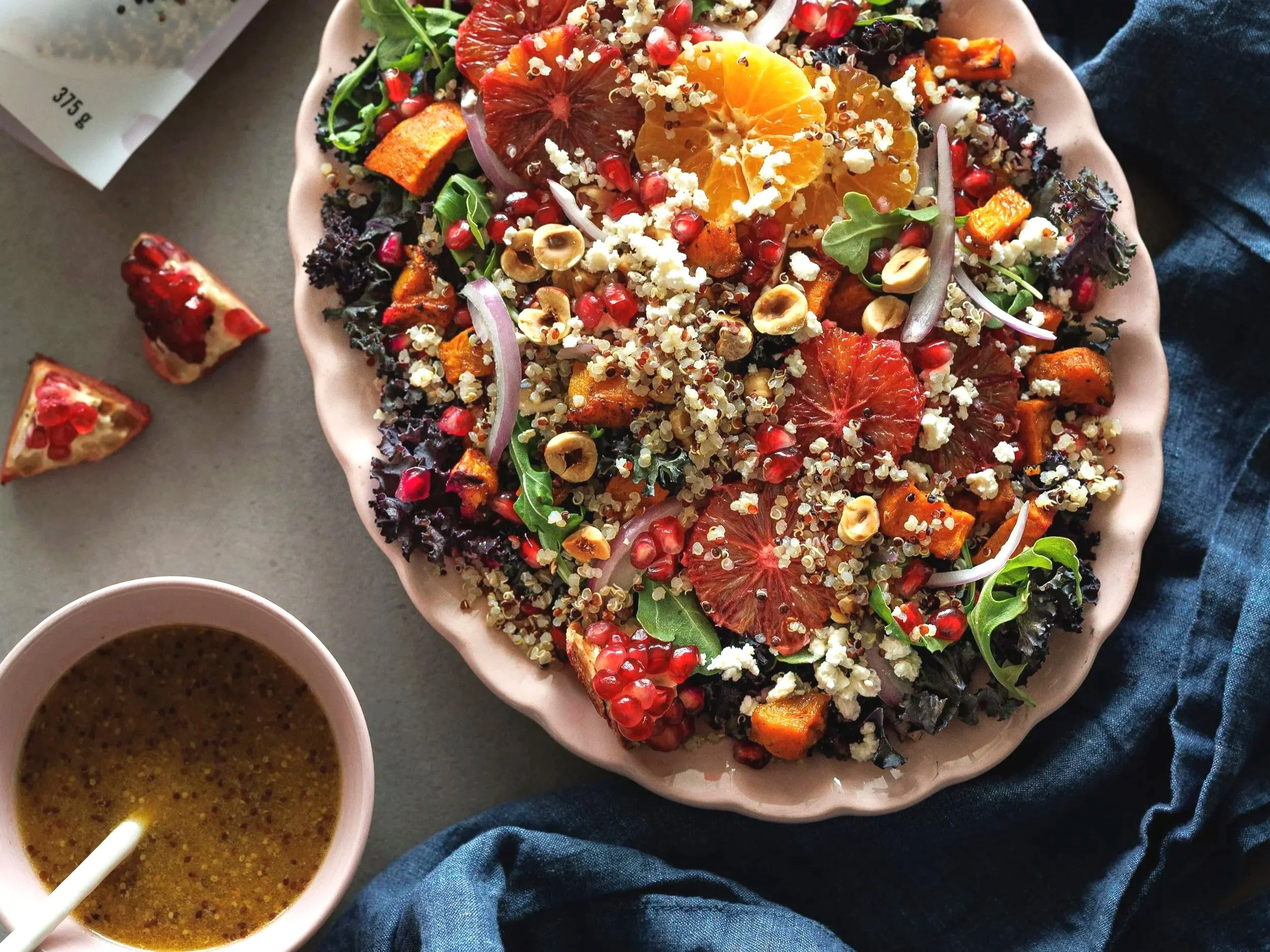 Salade festive à la patate douce, chou frisé &amp; quinoa
