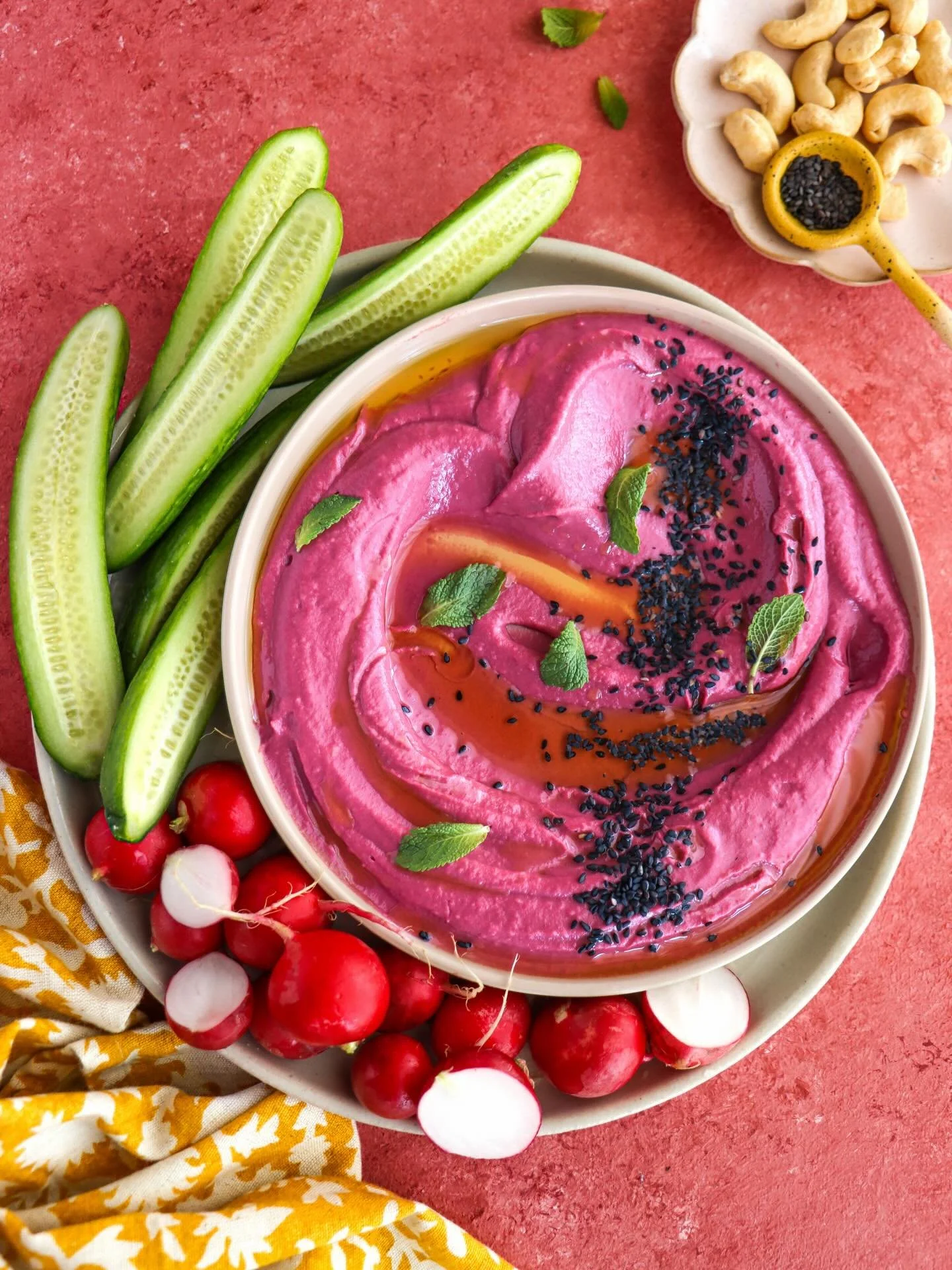 En collaboration avec @itsnutterie je te propose une trempette cr&eacute;meuse &agrave; la betterave et au poivron r&ocirc;ti&hellip; et honn&ecirc;tement, gros gros coup de c&oelig;ur!💗

Color&eacute;e, douce, ultra onctueuse, c&rsquo;est ta nouvel