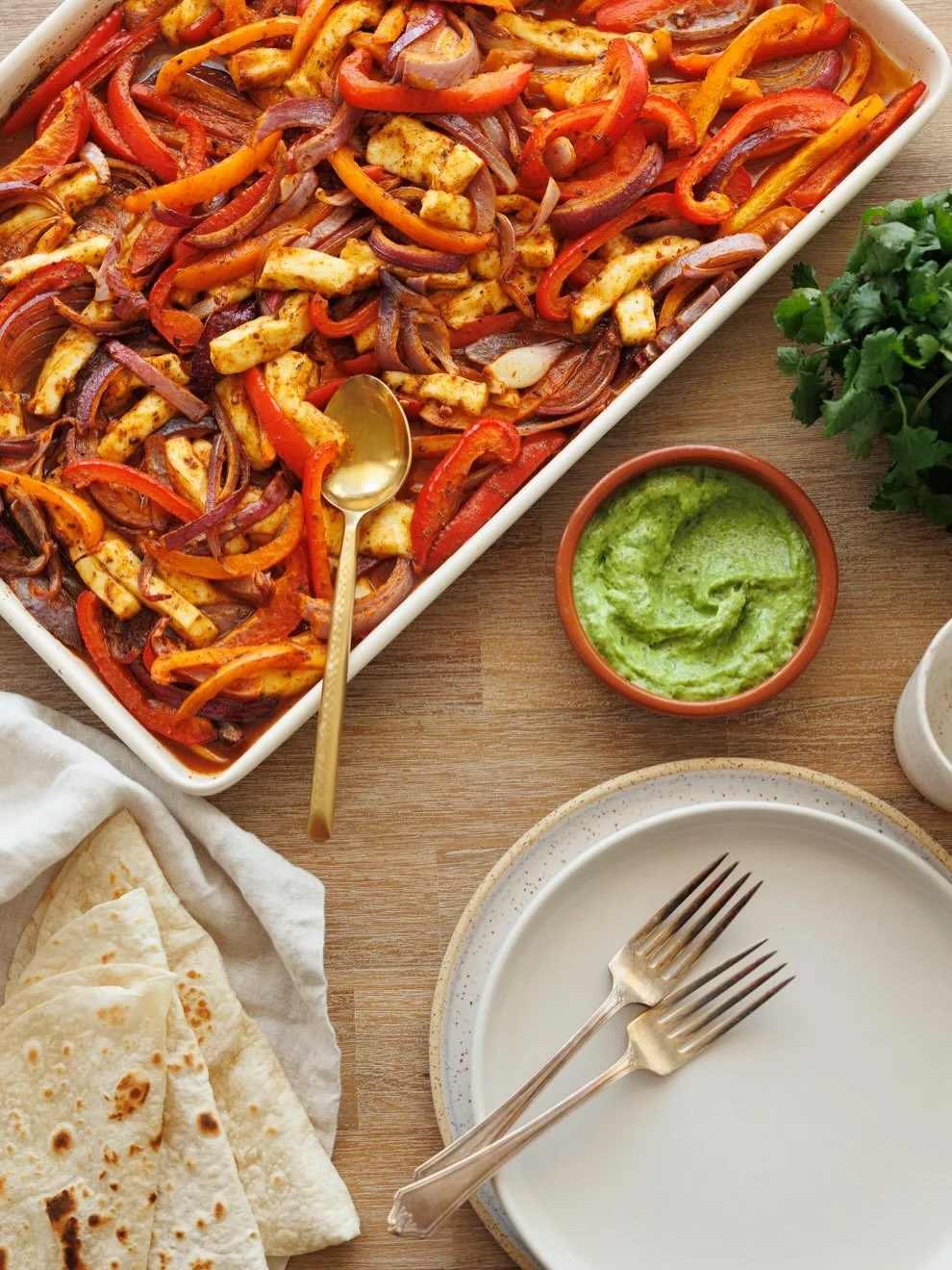Un repas de fajitas = convivialit&eacute; garantie!🧡

C&rsquo;est justement ce que j&rsquo;aime! On d&eacute;pose tout au centre de la table, chacun garnit sa tortilla comme il le veut. Et quand, en plus, tout &ccedil;a se pr&eacute;pare sur une seu