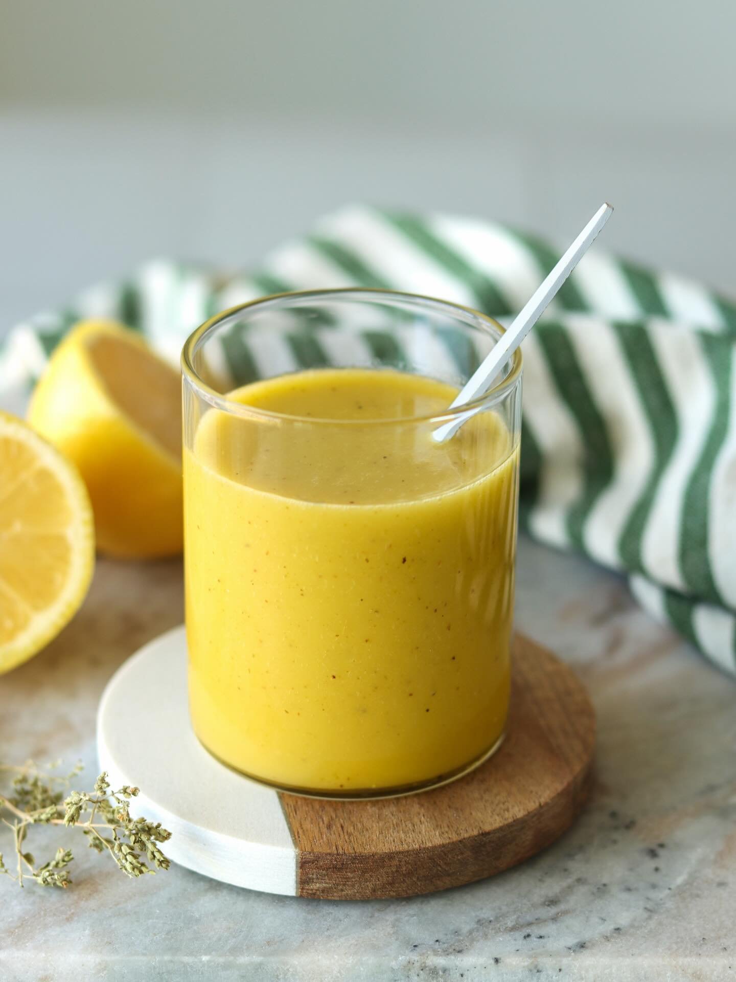 🥗On va se le dire&hellip; c&rsquo;est tellement facile de prendre une vinaigrette toute pr&ecirc;te &agrave; l&rsquo;&eacute;picerie. Oui &ccedil;a d&eacute;panne quand le temps manque&hellip; Mais d&egrave;s que tu commences &agrave; les faire mais