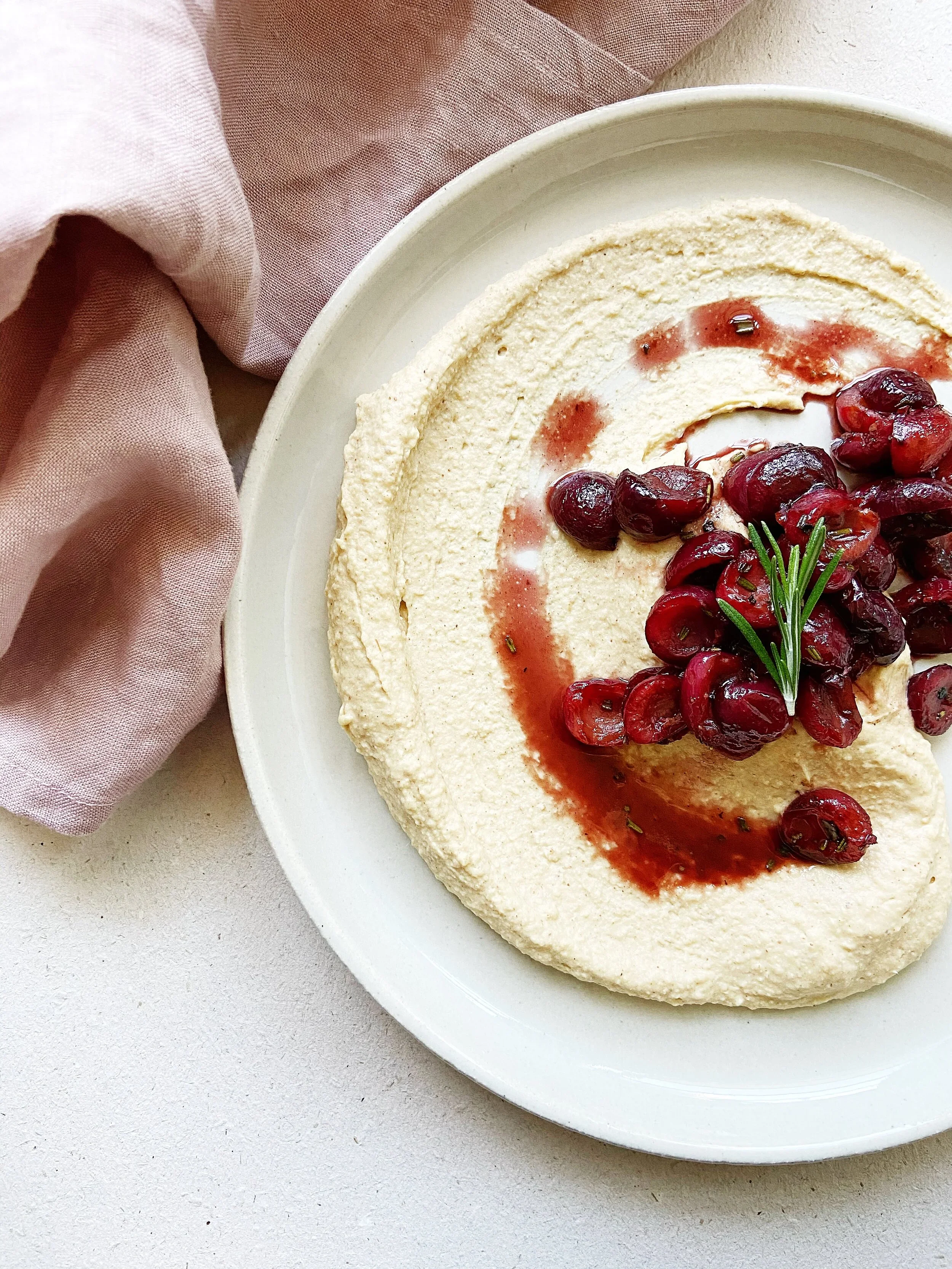 Houmous &amp; poêlée de cerises au balsamique et romarin
