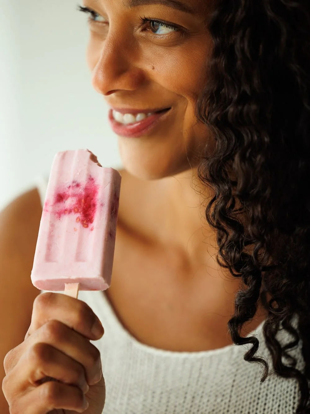 Attention, ton cong&eacute;lateur risque de devenir tr&egrave;s populaire! Le plus difficile avec ces popsicles cr&eacute;meux &agrave; la framboise? Attendre qu&rsquo;ils soient compl&egrave;tement congel&eacute;s avant d&rsquo;y go&ucirc;ter!😅❤️

