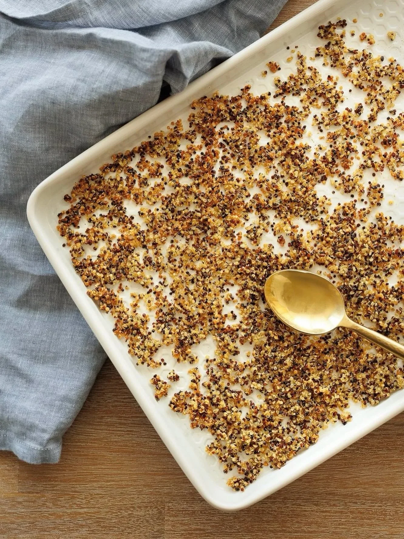 As-tu d&eacute;j&agrave; pens&eacute; &agrave; faire croustiller ton quinoa?👀 &Ccedil;a, c&rsquo;est vraiment un de mes petits plaisirs. Le genre de truc que je pr&eacute;pare pour mettre dans une recette&hellip; et que je finis par en grignoter la 