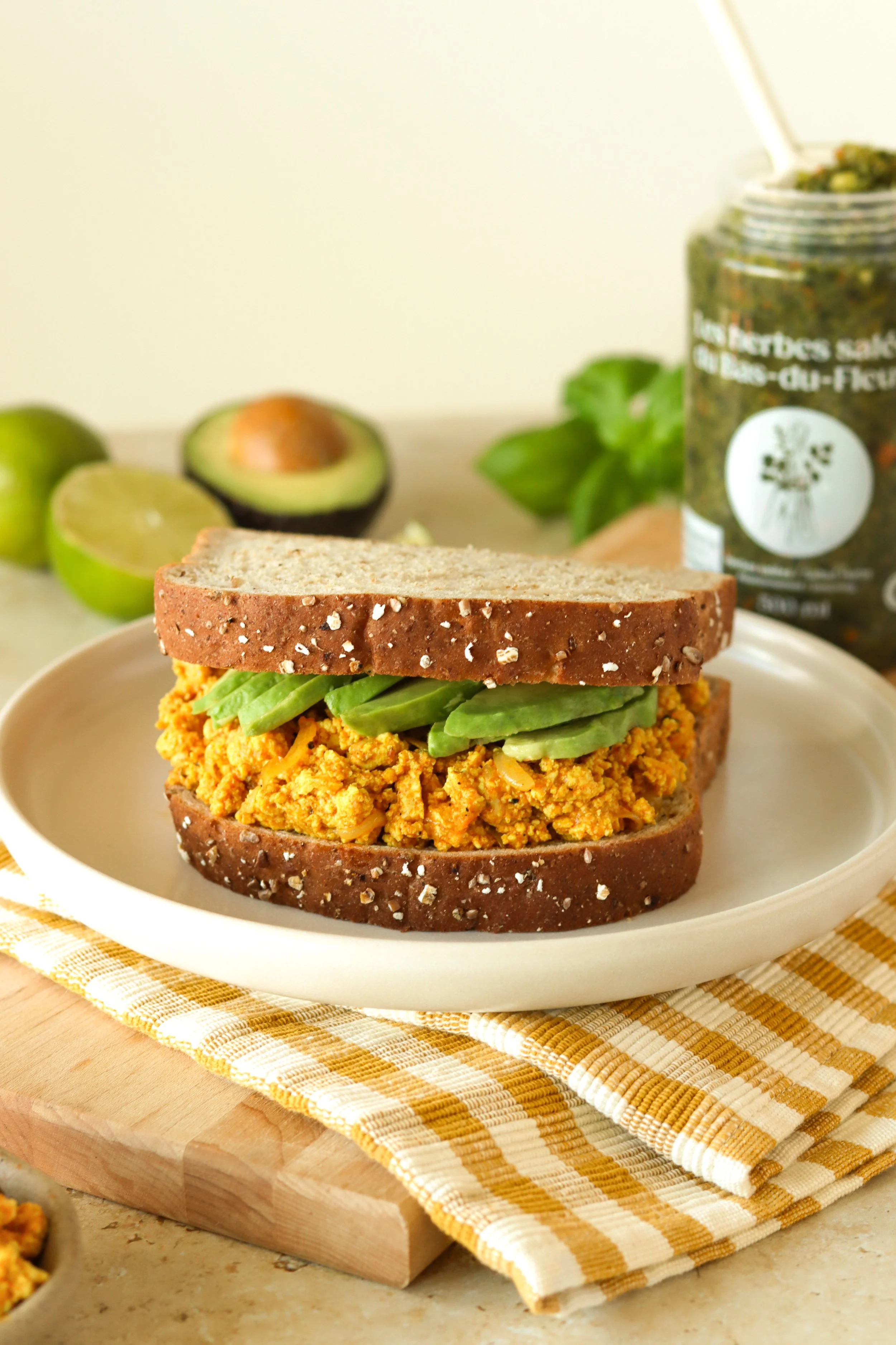Sandwich au tofu brouillé à la mexicaine