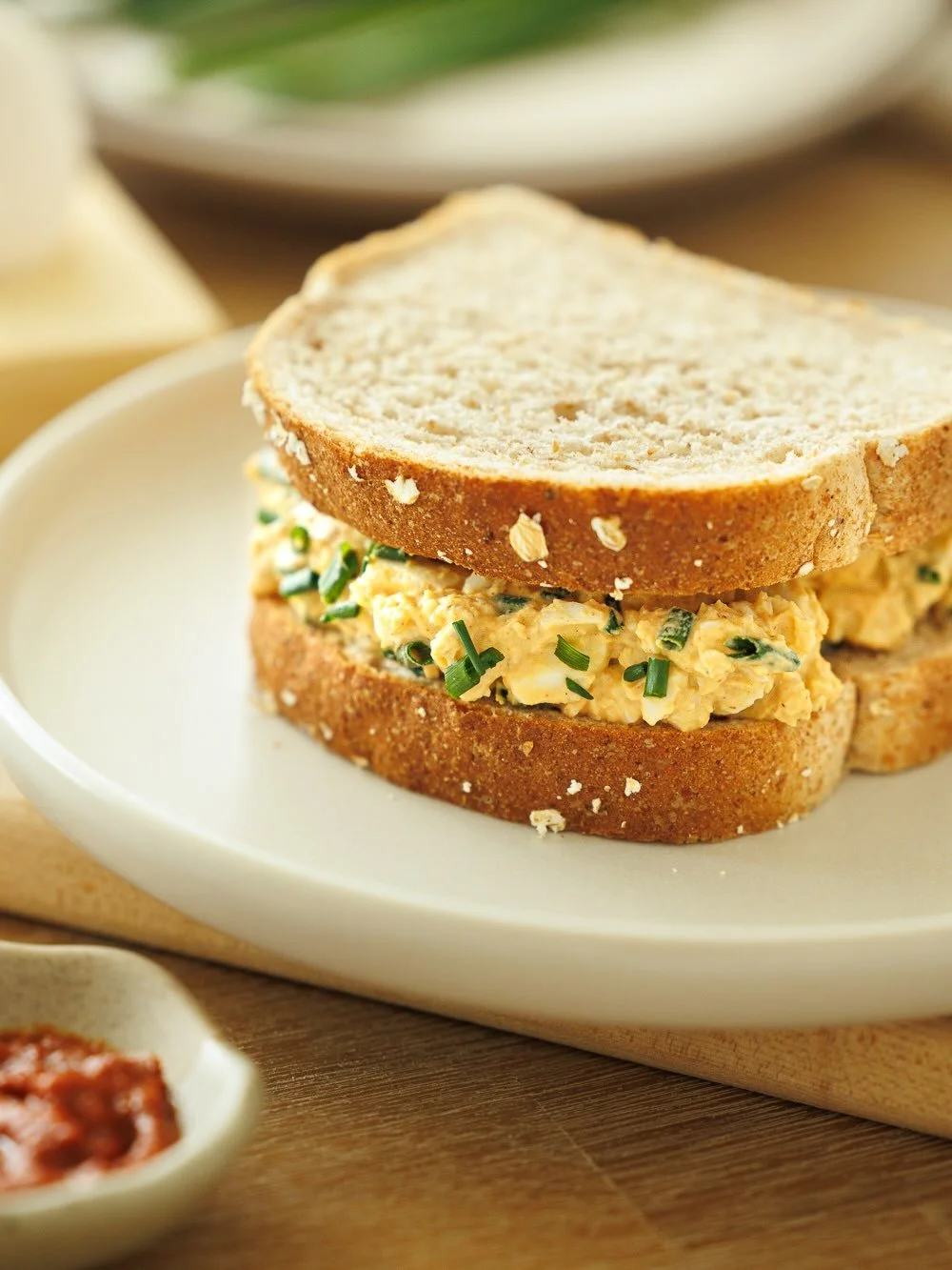 🥚🥪Et si on revisitait le bon vieux sandwich aux &oelig;ufs? On l&rsquo;aime d&rsquo;amour, mais &ccedil;a ne veut pas dire qu&rsquo;il doit toujours go&ucirc;ter la m&ecirc;me chose!

Harissa, feta, thon, cornichons, herbes fra&icirc;ches, mayo aux