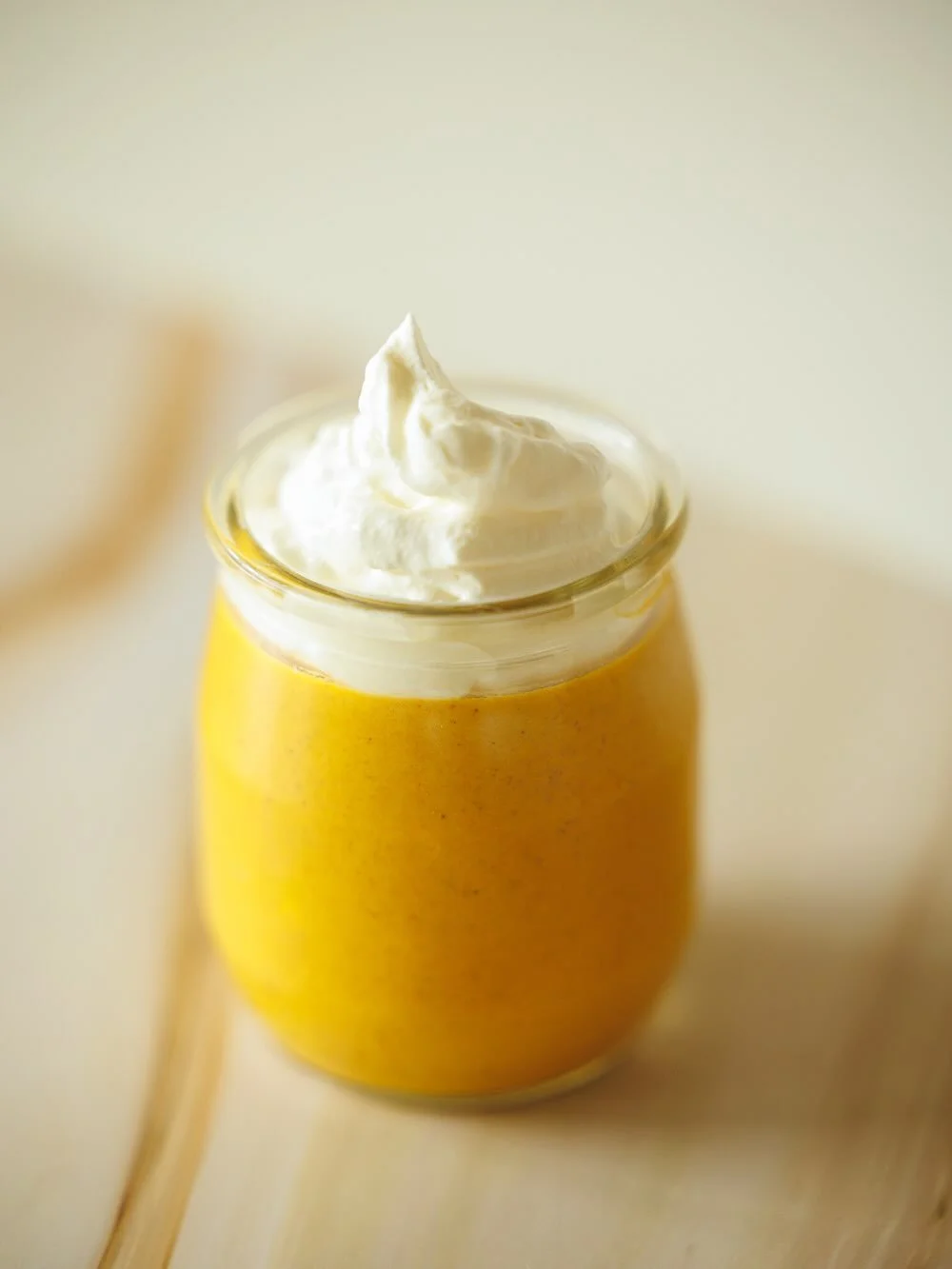 Voici mon petit pot cr&eacute;meux &agrave; la citrouille et au chocolat blanc! C&rsquo;est doux, gourmand, ultra cr&eacute;meux et tellement r&eacute;confortant!🤤🧡

Si cette recette te donne envie, commente CITROUILLE et je t&rsquo;envoie &ccedil;