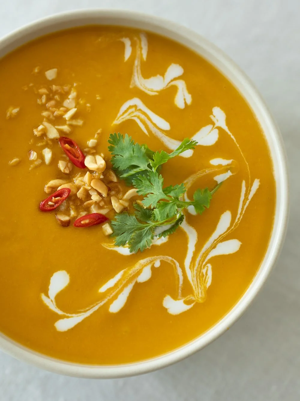 Je suis aussi fan de soupes que de cuisine tha&iuml;landaise! Et laisse-moi te dire que ce potage color&eacute; de courge &agrave; la tha&iuml;e, c&rsquo;est vraiment le meilleur des deux mondes!🧡🥣

Ici, la douceur de la courge et l&rsquo;onctuosit