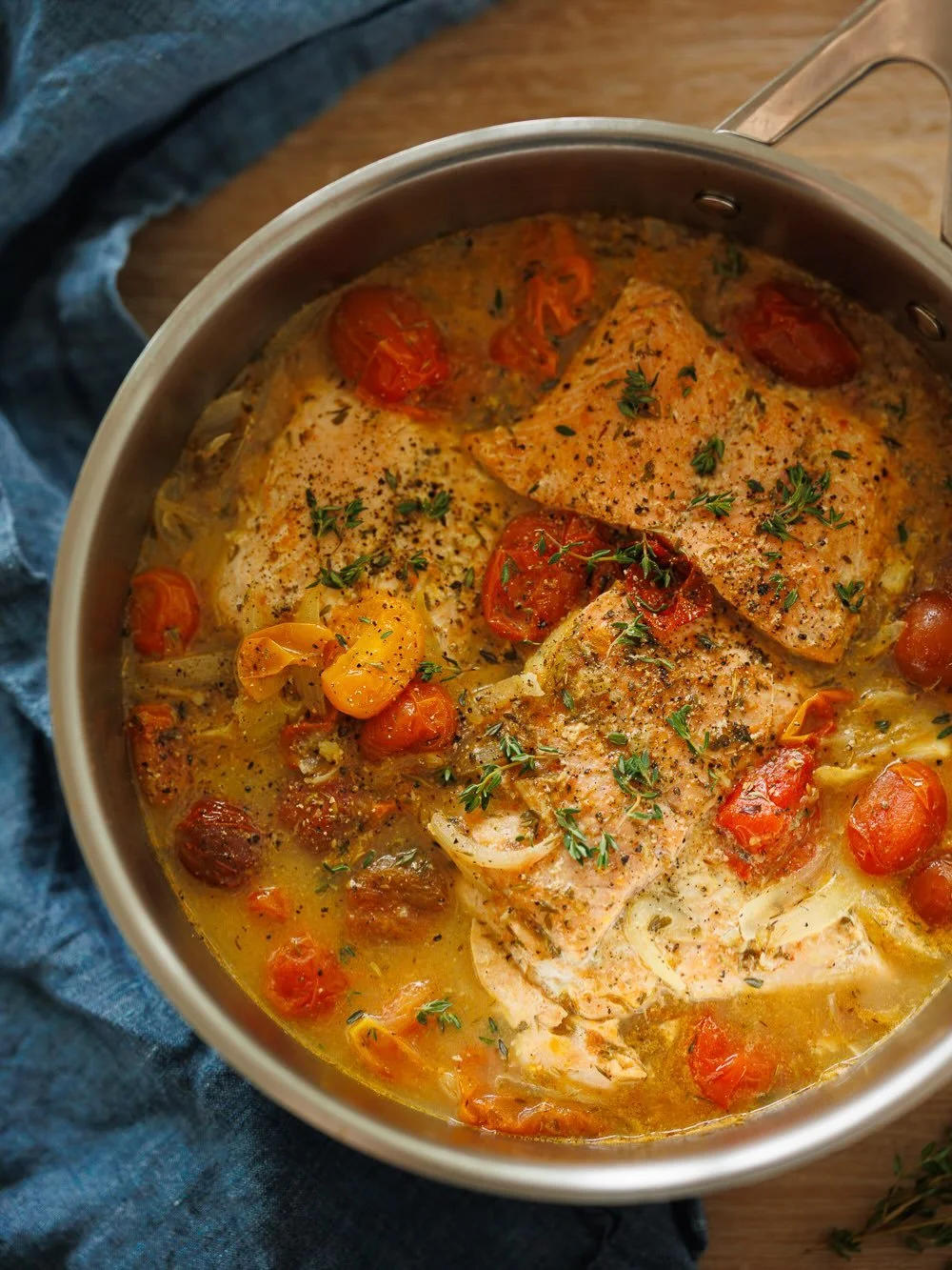 🐟Tu aimerais cuisiner le poisson plus souvent, mais tu manques d&rsquo;inspiration pour lui donner du go&ucirc;t? &Ccedil;a tombe bien,  j&rsquo;ai trois d&eacute;licieuses recettes de saumon pour toi! 🙌

🐟 Saumon &agrave; la tomate
🐟 Saumon au b