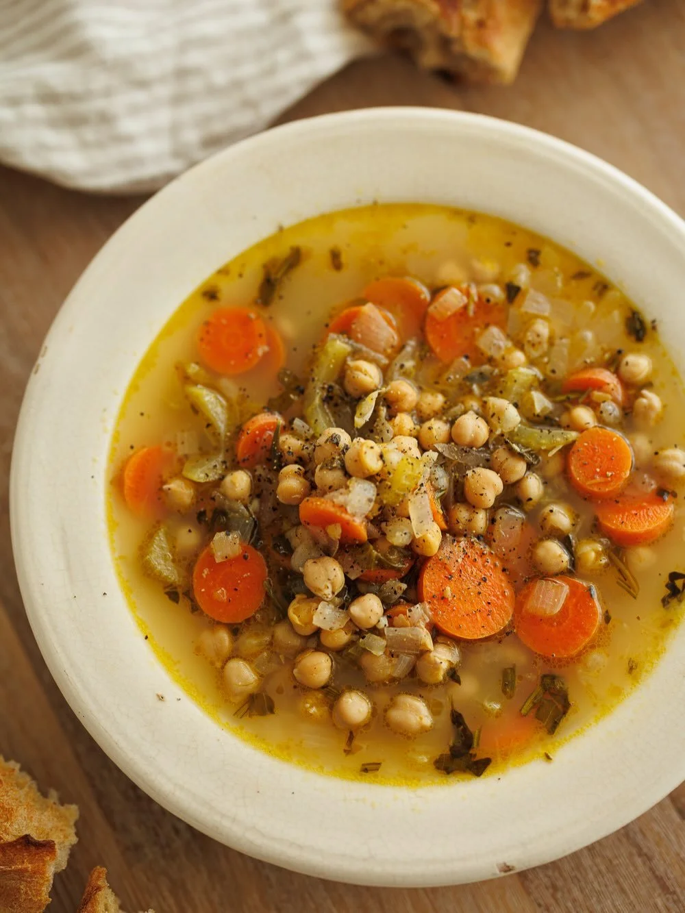 Soupe ou mijot&eacute;&hellip; mijot&eacute; ou soupe? Un peu des deux, je dirais! Chose certaine, c&ocirc;t&eacute; r&eacute;confort, on est pas mal servis avec ce plat de pois chiches au citron et son heureux m&eacute;lange d&rsquo;herbes fra&icirc